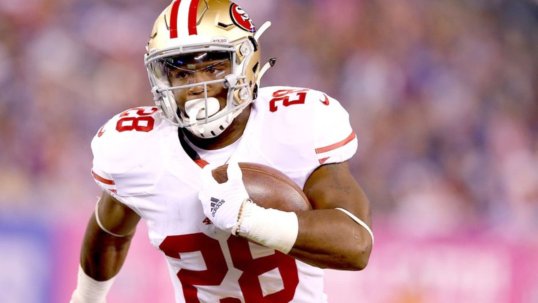 EAST RUTHERFORD, NJ - OCTOBER 11: Carlos Hyde #28 of the San Francisco 49ers carries the ball in the first quarter against the New York Giants during at MetLife Stadium on October 11, 2015 in East Rutherford, New Jersey. (Photo by Elsa/Getty Images)
