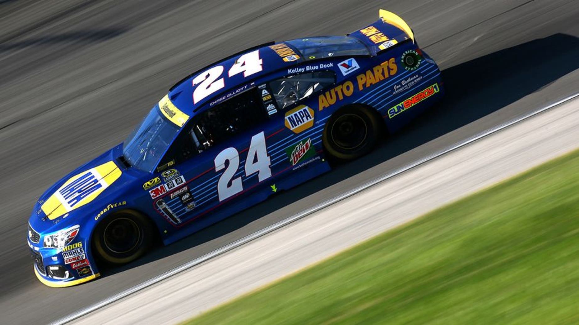 JOLIET, IL - SEPTEMBER 18: Chase Elliott drives the #24 NAPA Auto Parts Chevrolet during the NASCAR Sprint Cup Series Teenage Mutant Ninja Turtles 400 at Chicagoland Speedway on September 18, 2016 in Joliet, Illinois. (Photo by Sarah Crabill/Getty Images)