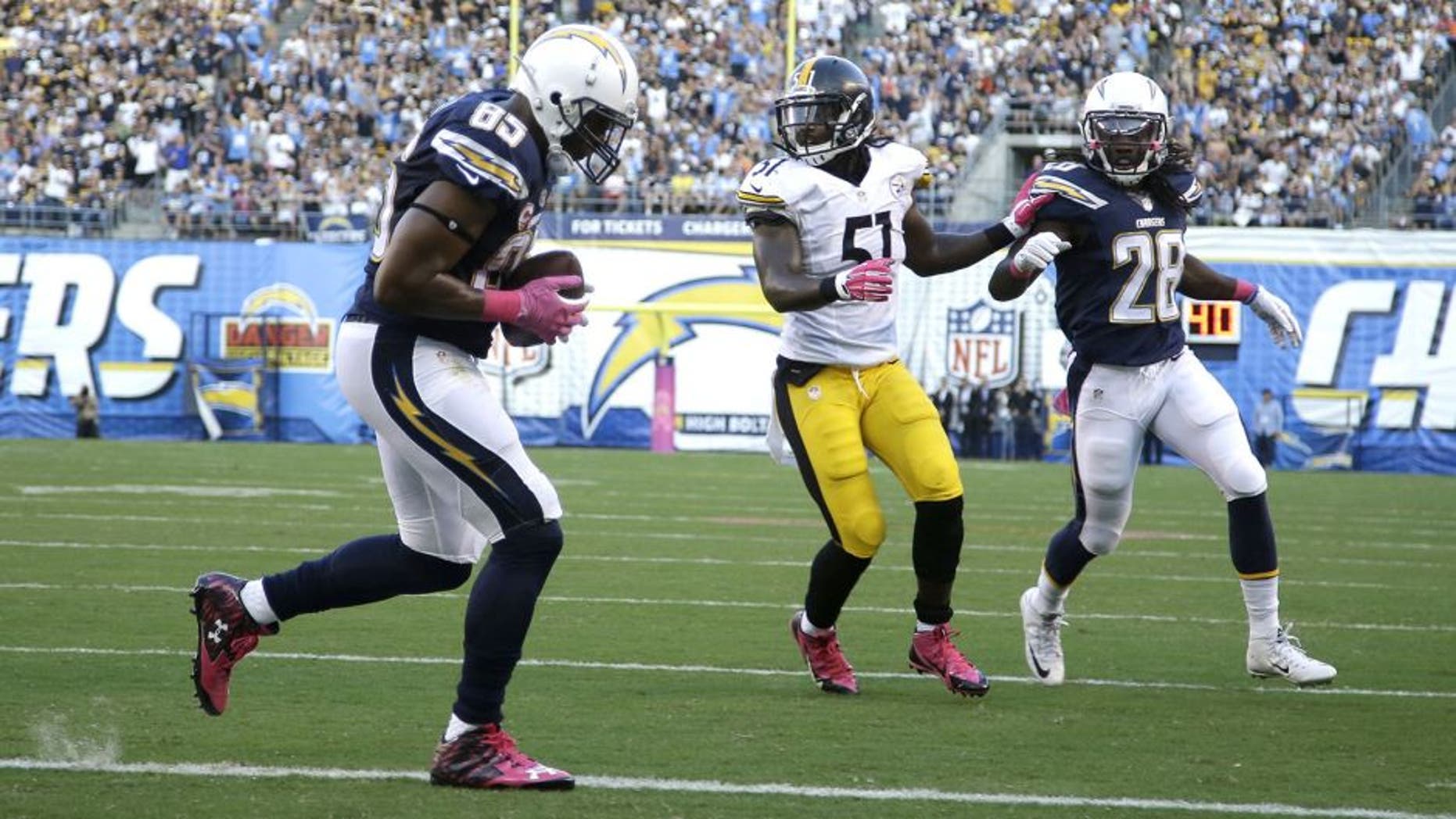 SAN DIEGO, CA - OCTOBER 12: Tight end Antonio Gates #85 of the San Diego Chargers catches a touchdown pass against the Pittsburgh Steelers at Qualcomm Stadium on October 12, 2015 in San Diego, California. (Photo by Jeff Gross/Getty Images)