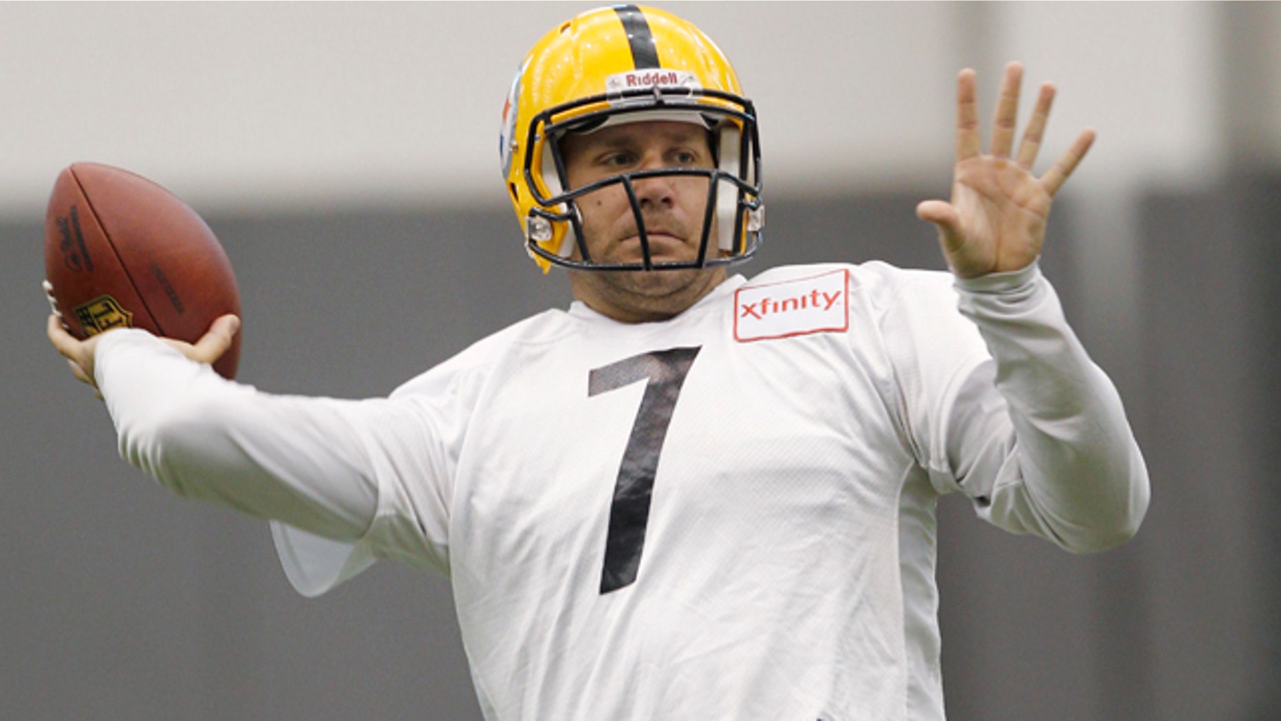 Pittsburgh Steelers quarterback Ben Roethlisberger passes at the NFL football team's practice facility in Pittsburgh, Tuesday, Oct. 5, 2010. (AP Photo/Keith Srakocic)