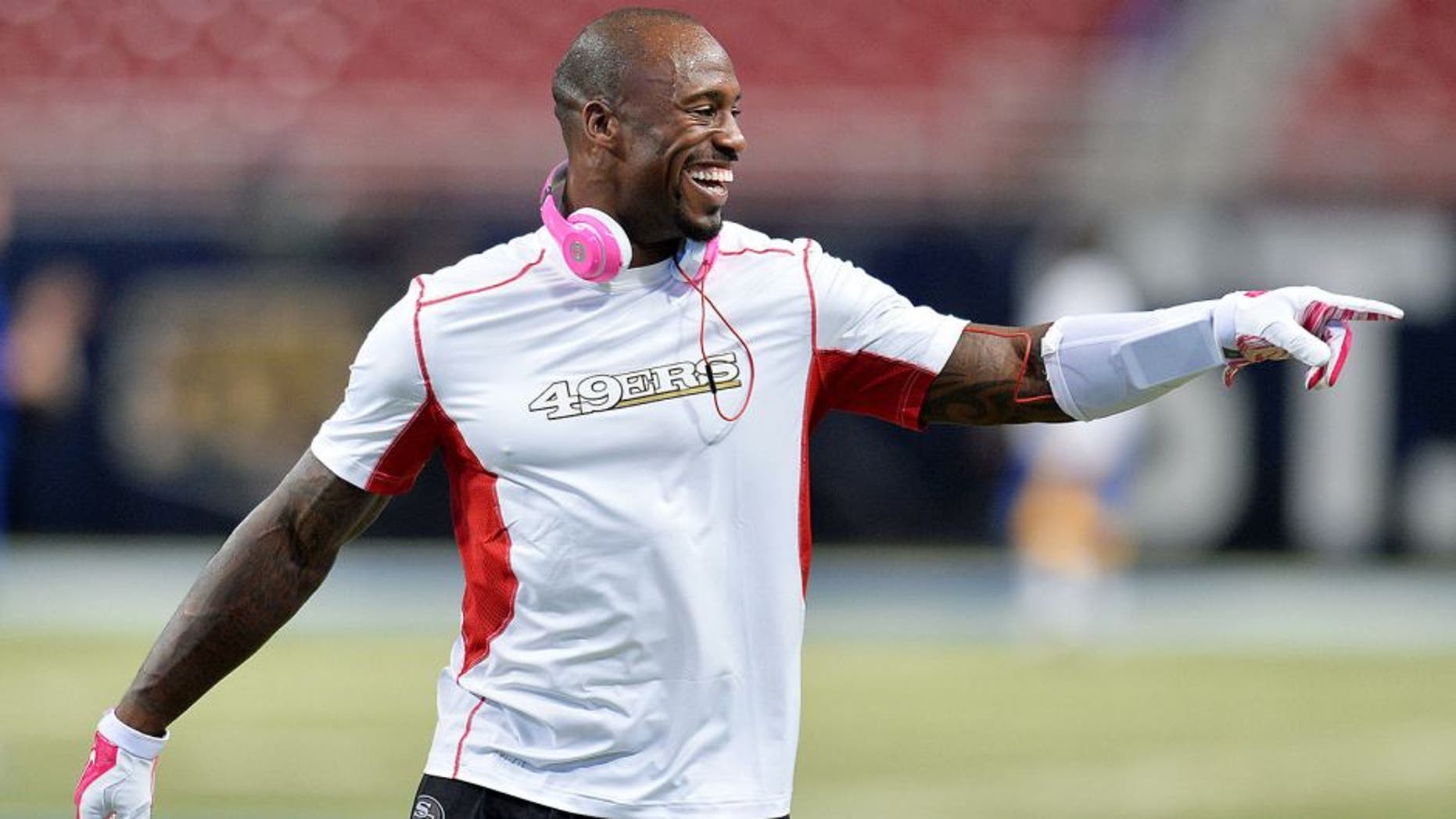 ST LOUIS, MO - OCTOBER 13: Vernon Davis #85 of the San Francisco 49ers wears "Beats by Dre" earphones prior to their game against the St. Louis Rams at Edward Jones Dome on October 13, 2014 in St Louis, Missouri. (Photo by Michael Thomas/Getty Images)