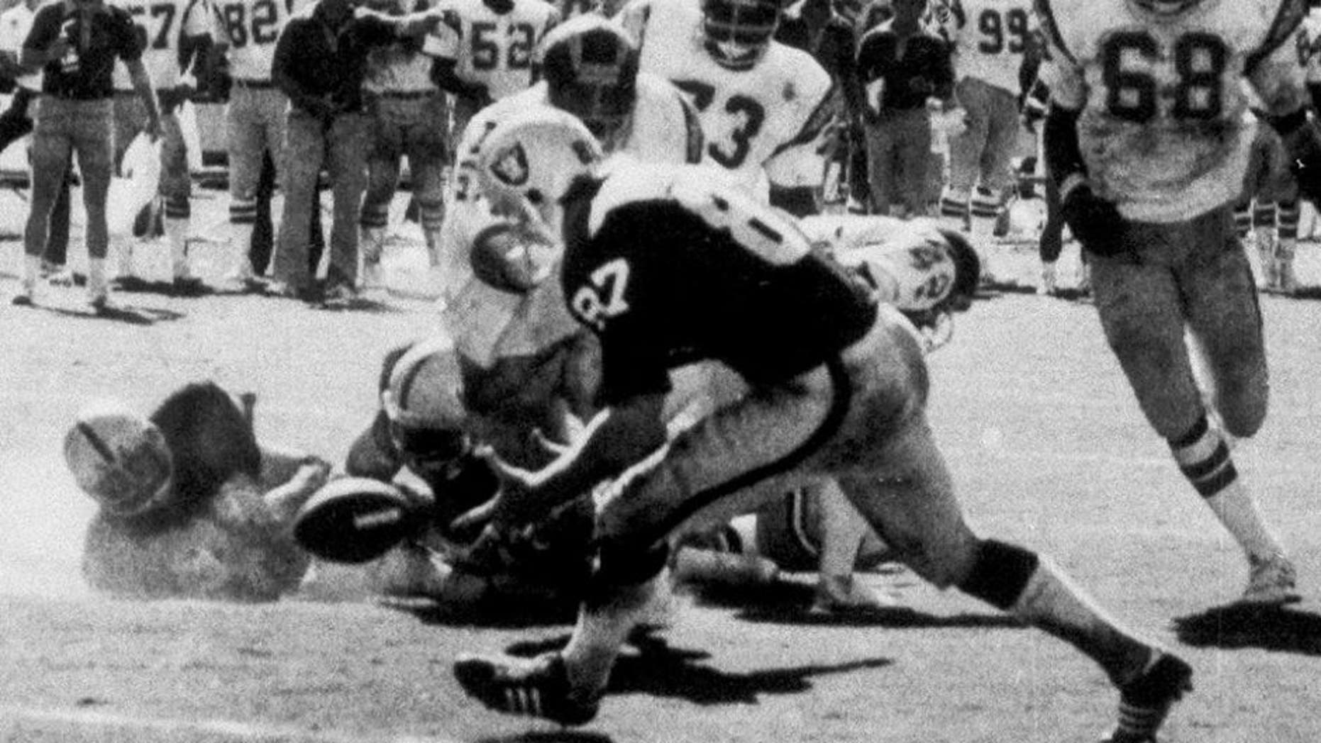 In the final play of the game between the Oakland Raiders and the San Diego Chargers, tight end Dave Casper (87) of the Raiders scoops up the ball, fumbled by Raider's quarterback Ken Stabler, on the five-yard line, in San Diego, Calif., Sept. 11, 1978. (AP Photo/San Diego Union/Thane McIntosh)