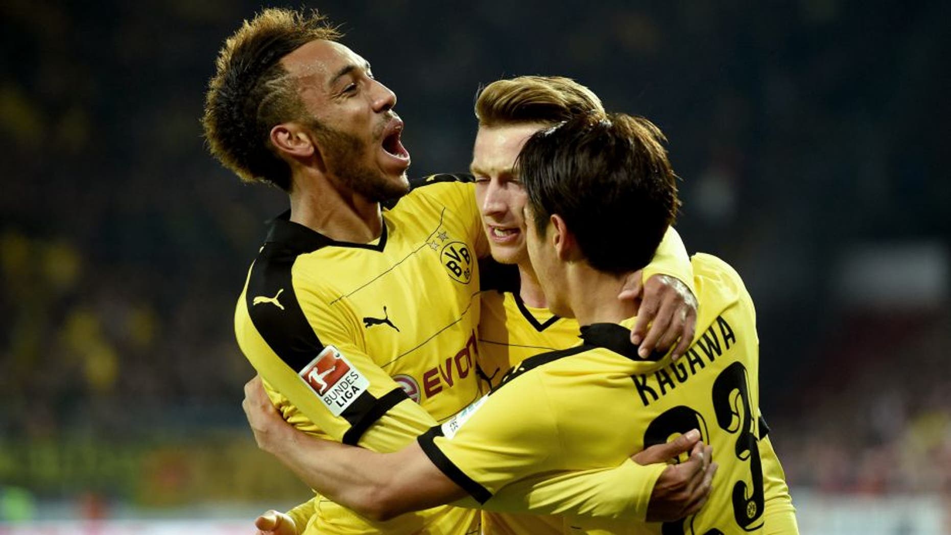 MAINZ, GERMANY - OCTOBER 16: Marco Reus of Dortmund celebrates with his team-mates after scoring his team's first goal during the Bundesliga match between 1. FSV Mainz 05 and Borussia Dortmund at Coface Arena on October 16, 2015 in Mainz, Germany. (Photo by Matthias Hangst/Bongarts/Getty Images)