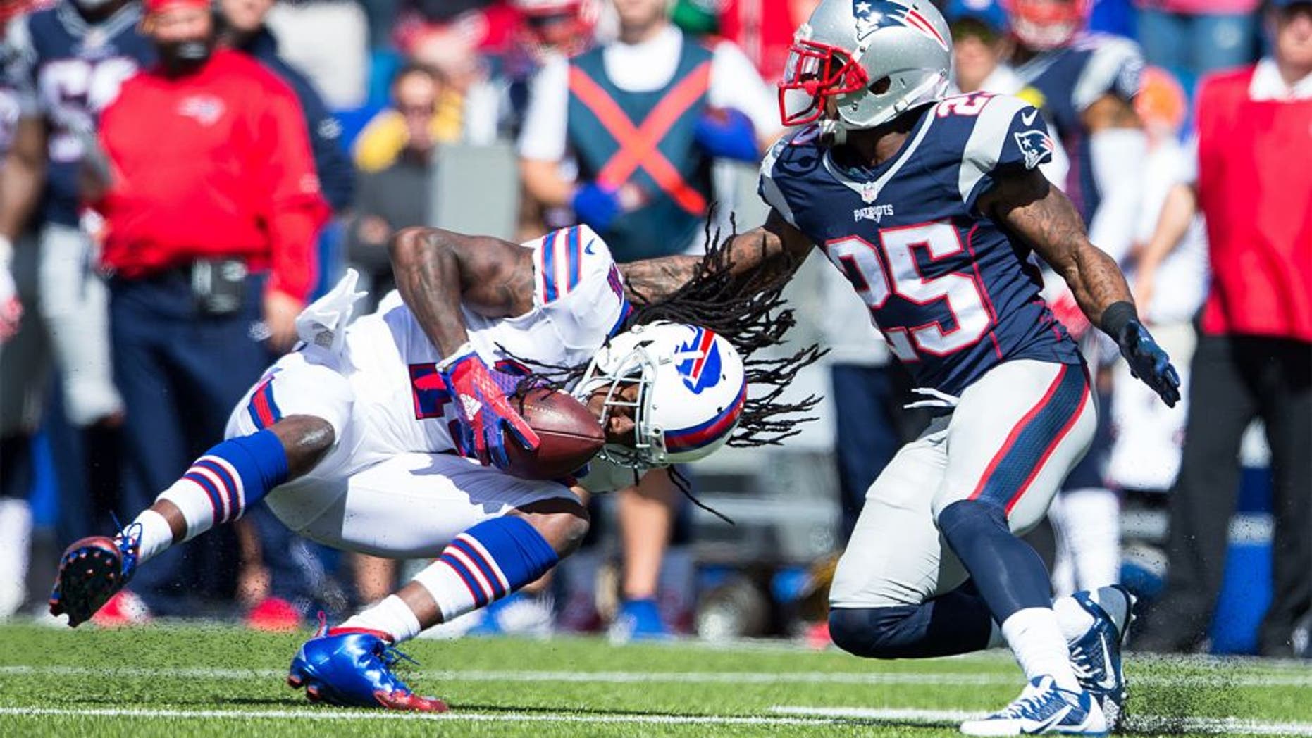 ORCHARD PARK, NY - SEPTEMBER 20: Sammy Watkins #14 of the Buffalo Bills catches the ball as Tarell Brown #25 of the New England Patriots defends during the first quarter on September 20, 2015 at Ralph Wilson Stadium in Orchard Park, New York. New England defeats Buffalo 40-32. (Photo by Brett Carlsen/Getty Images)
