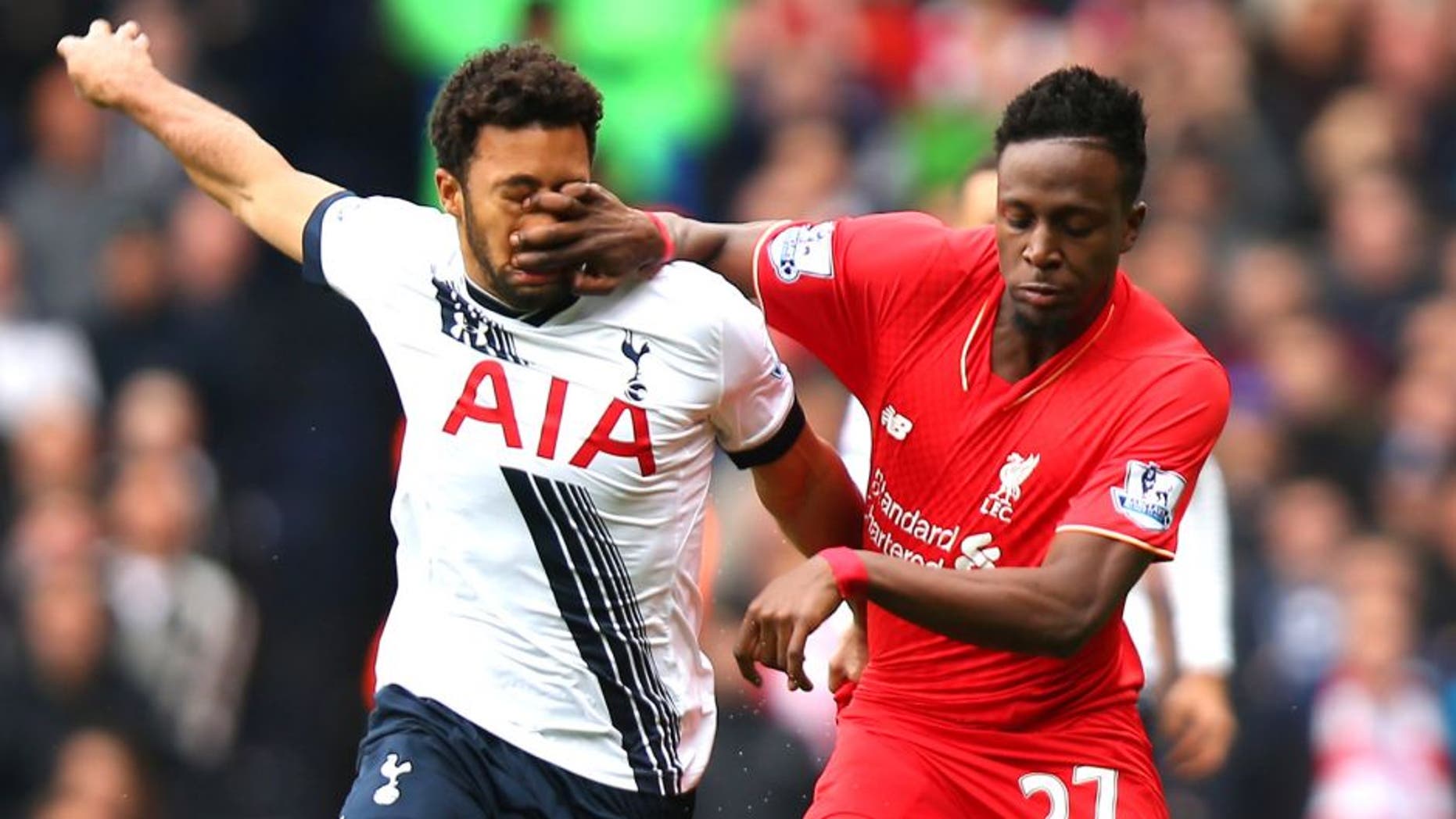 LONDON, ENGLAND - OCTOBER 17: Divock Origi of Liverpool and Mousa Dembele of Tottenham Hotspur compete for the ball during the Barclays Premier League match between Tottenham Hotspur and Liverpool at White Hart Lane on October 17, 2015 in London, England. (Photo by Bryn Lennon/Getty Images)