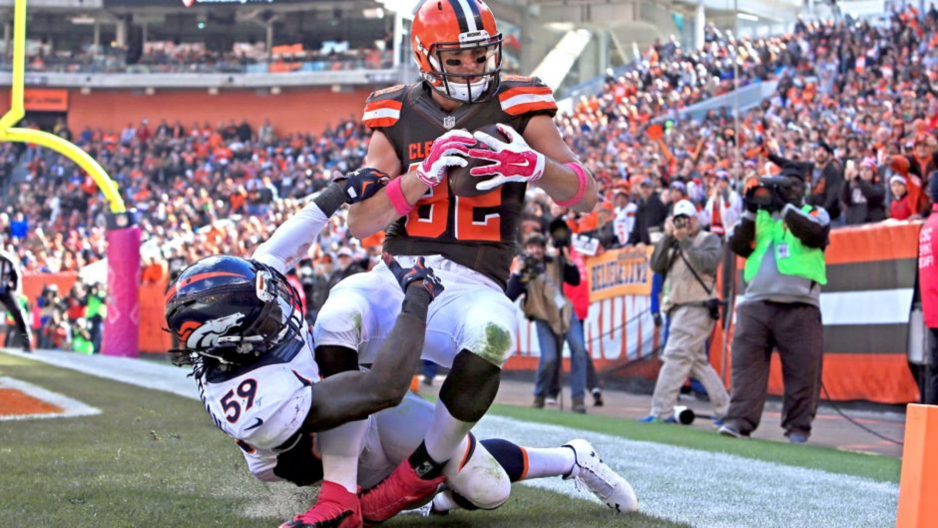 CLEVELAND, OH - OCTOBER 18: Tight end Gary Barnidge #82 of the Cleveland Browns catches a pass for a touchdown while being defended by inside linebacker Danny Trevathan #59 of the Denver Broncos during the third quarter at Cleveland Browns Stadium on October 18, 2015 in Cleveland, Ohio. (Photo by Andrew Weber/Getty Images)