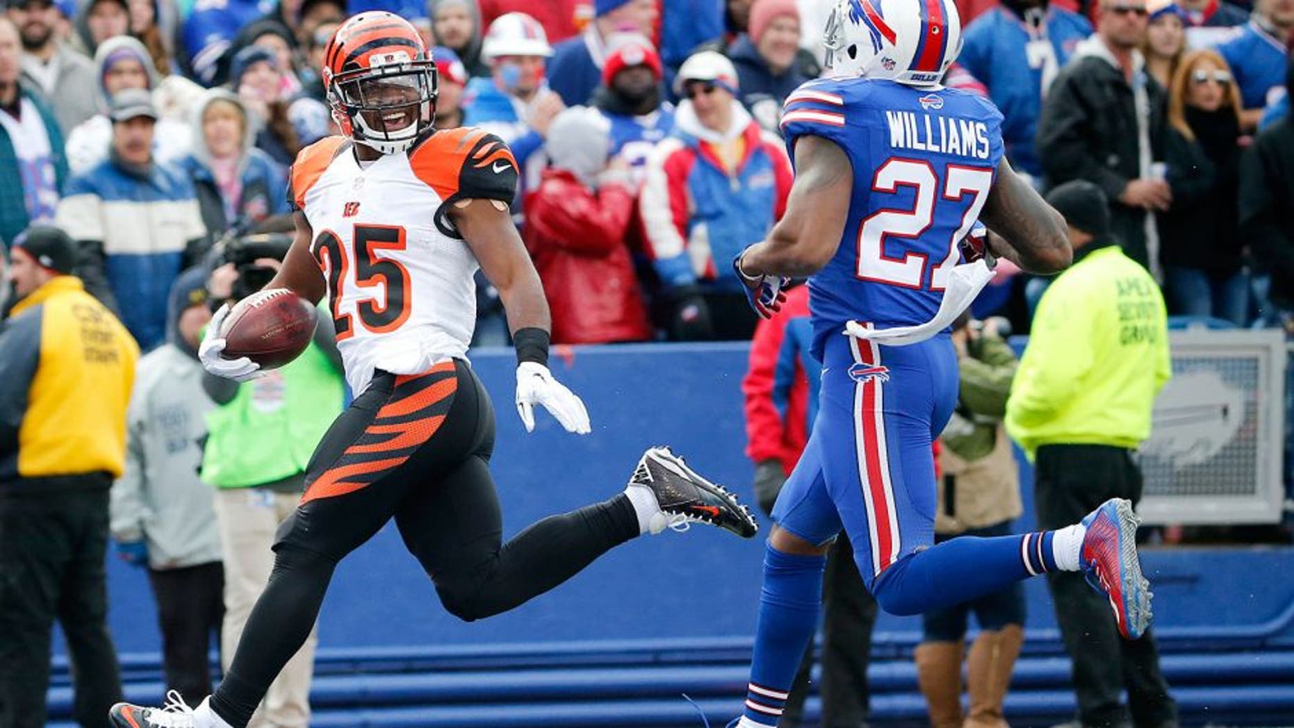 Cincinnati Bengals running back Giovani Bernard (25) gets past Buffalo Bills strong safety Duke Williams (27) for a touchdown during the first half of an NFL football game on Sunday, Oct. 18, 2015, in Orchard Park, N.Y. (AP Photo/Bill Wippert)
