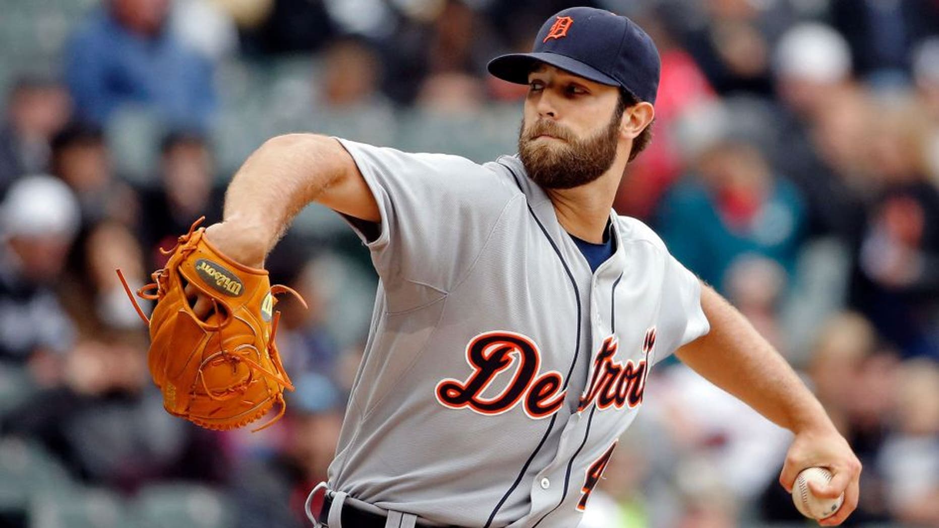 CHICAGO, IL - OCTOBER 04: Daniel Norris #44 of the Detroit Tigers pitches against the Chicago White Sox during the first inning at U.S. Cellular Field on October 4, 2015 in Chicago, Illinois. (Photo by Jon Durr/Getty Images)
