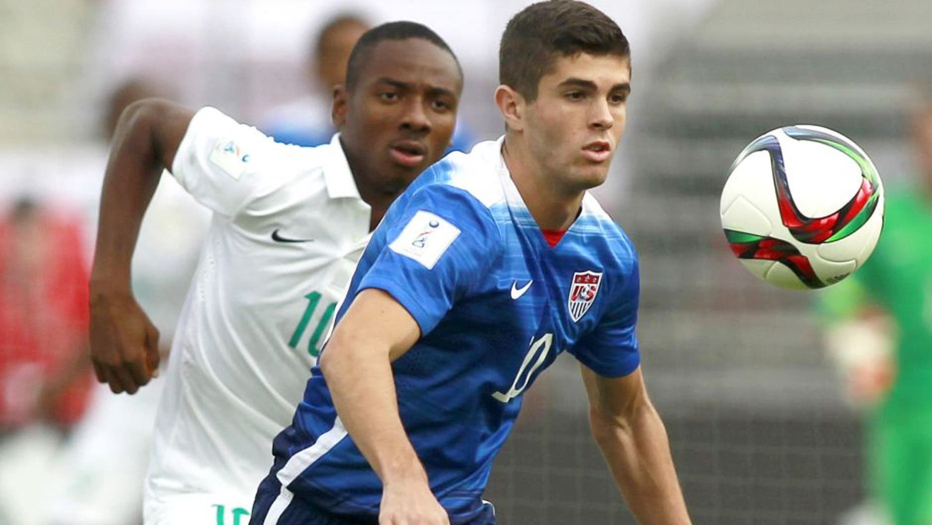 US player Christian Pulisic (R) vie the ball with Nigeria Keleshi Nwala (L) during an Under 17 World Cup football match between Nigeria and the United States at the Estadio Nacional in Santiago on October 17, 2015.AFP PHOTO/MARCELO HERNANDEZ/PHOTOSPORT (Photo credit should read MARCELO HERNANDEZ/AFP/Getty Images)