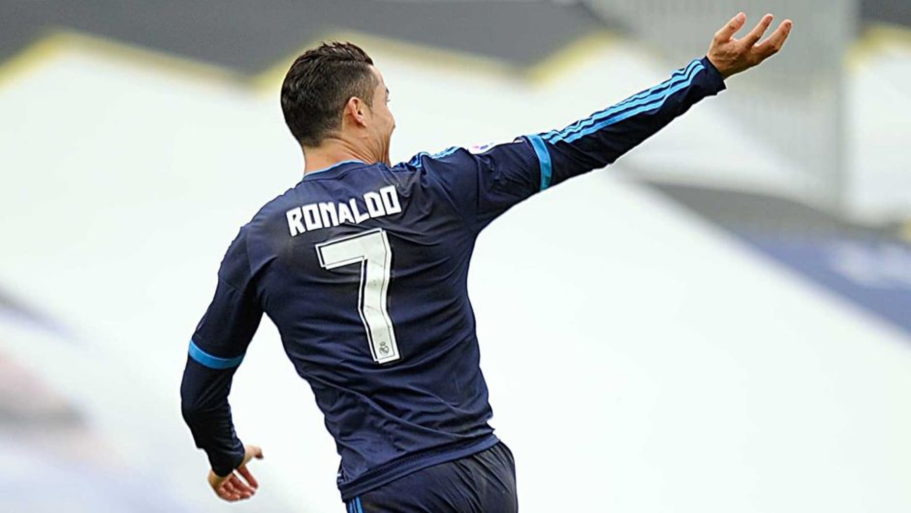 VIGO, SPAIN - OCTOBER 24: Cristiano Ronaldo of Real Madrid celebrates after scoring his team's opening goal during the La Liga match between Celta Vigo and Real Madrid at Estadio Balaidos on October 24, 2015 in Vigo, Spain. (Photo by Denis Doyle/Getty Images)