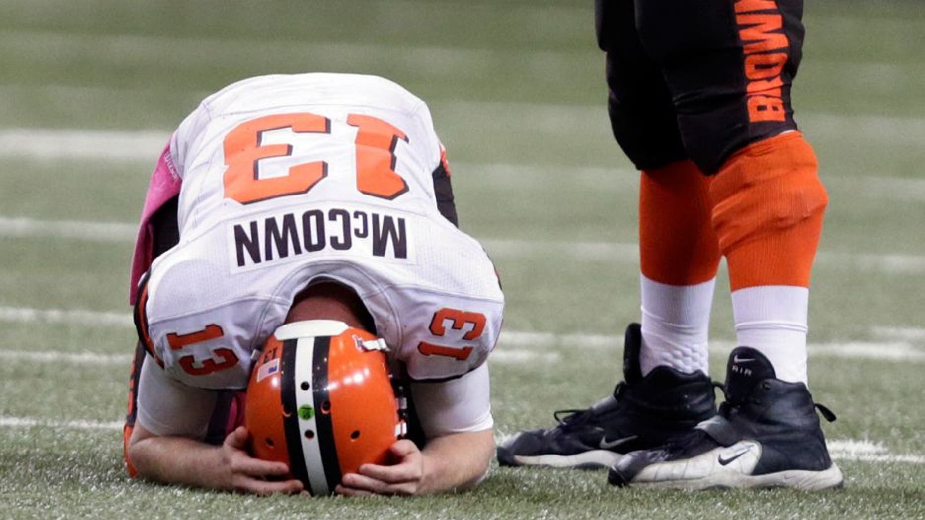 Cleveland Browns quarterback Josh McCown reacts after throwing an incomplete pass during the fourth quarter of an NFL football game against the St. Louis Rams, Sunday, Oct. 25, 2015, in St. Louis. (AP Photo/Tom Gannam)