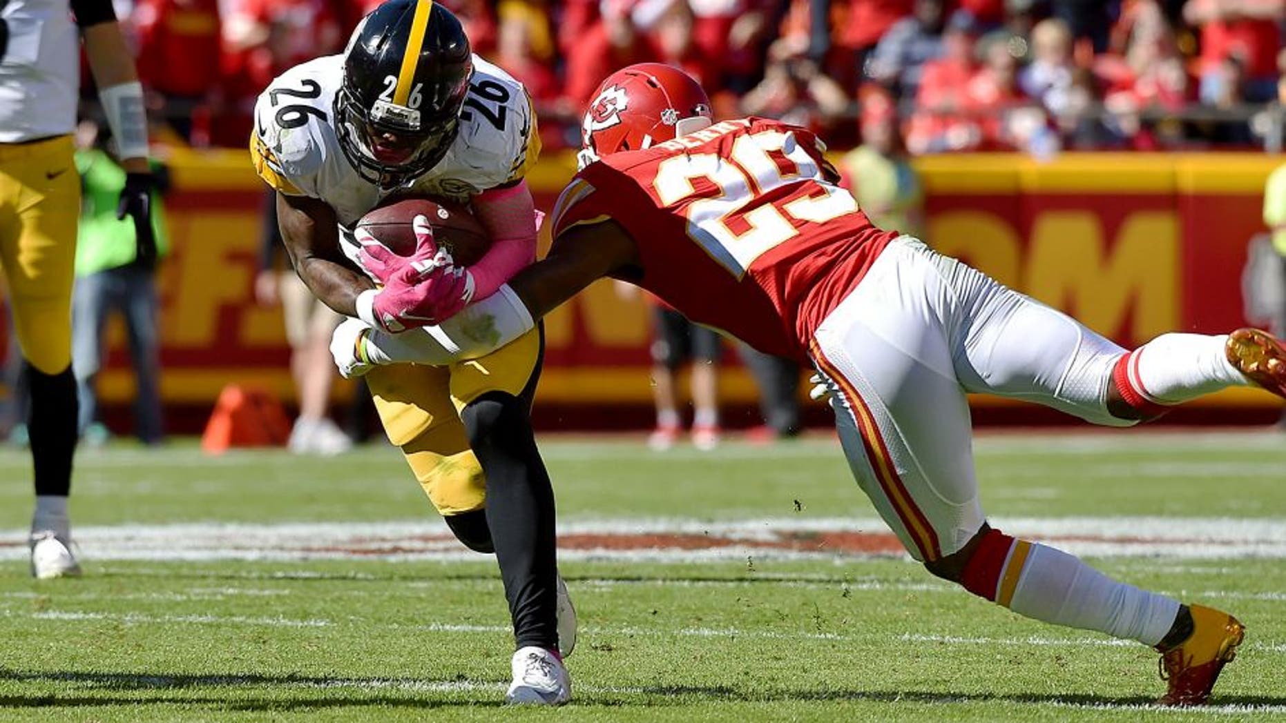 KANSAS CITY, MO - OCTOBER 25: Le'Veon Bell #26 of the Pittsburgh Steelers is tackled after a rush by Eric Berry #29 of the Kansas City Chiefs at Arrowhead Stadium during the game on October 25, 2015 in Kansas City, Missouri. (Photo by Peter Aiken/Getty Images)
