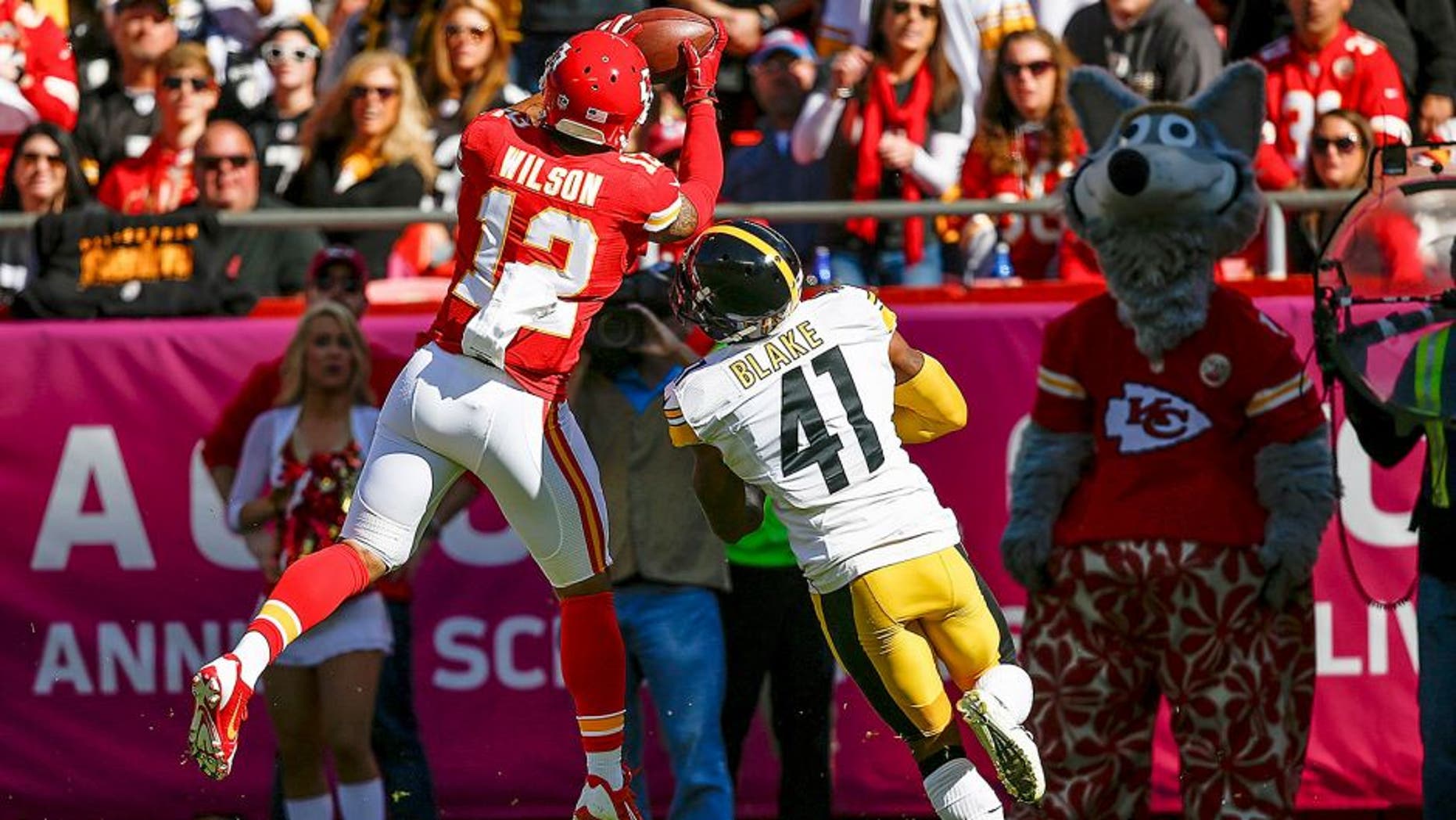 KANSAS CITY, MO - OCTOBER 25: Albert Wilson #12 of the Kansas City Chiefs makes a catch over Antwon Blake #41 of the Pittsburgh Steelers at Arrowhead Stadium during the game on October 25, 2015 in Kansas City, Missouri. (Photo by Jamie Squire/Getty Images)