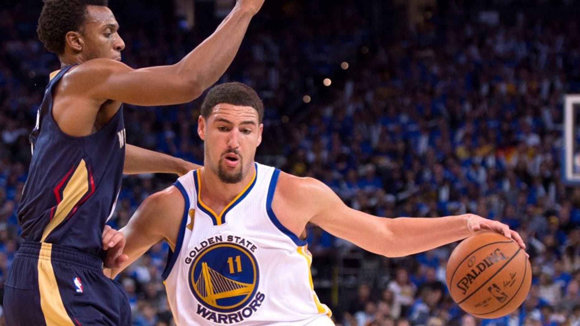 October 27, 2015; Oakland, CA, USA; Golden State Warriors guard Klay Thompson (11) dribbles the basketball against New Orleans Pelicans guard Ish Smith (4) during the third quarter at Oracle Arena. The Warriors defeated the Pelicans 111-95. Mandatory Credit: Kyle Terada-USA TODAY Sports