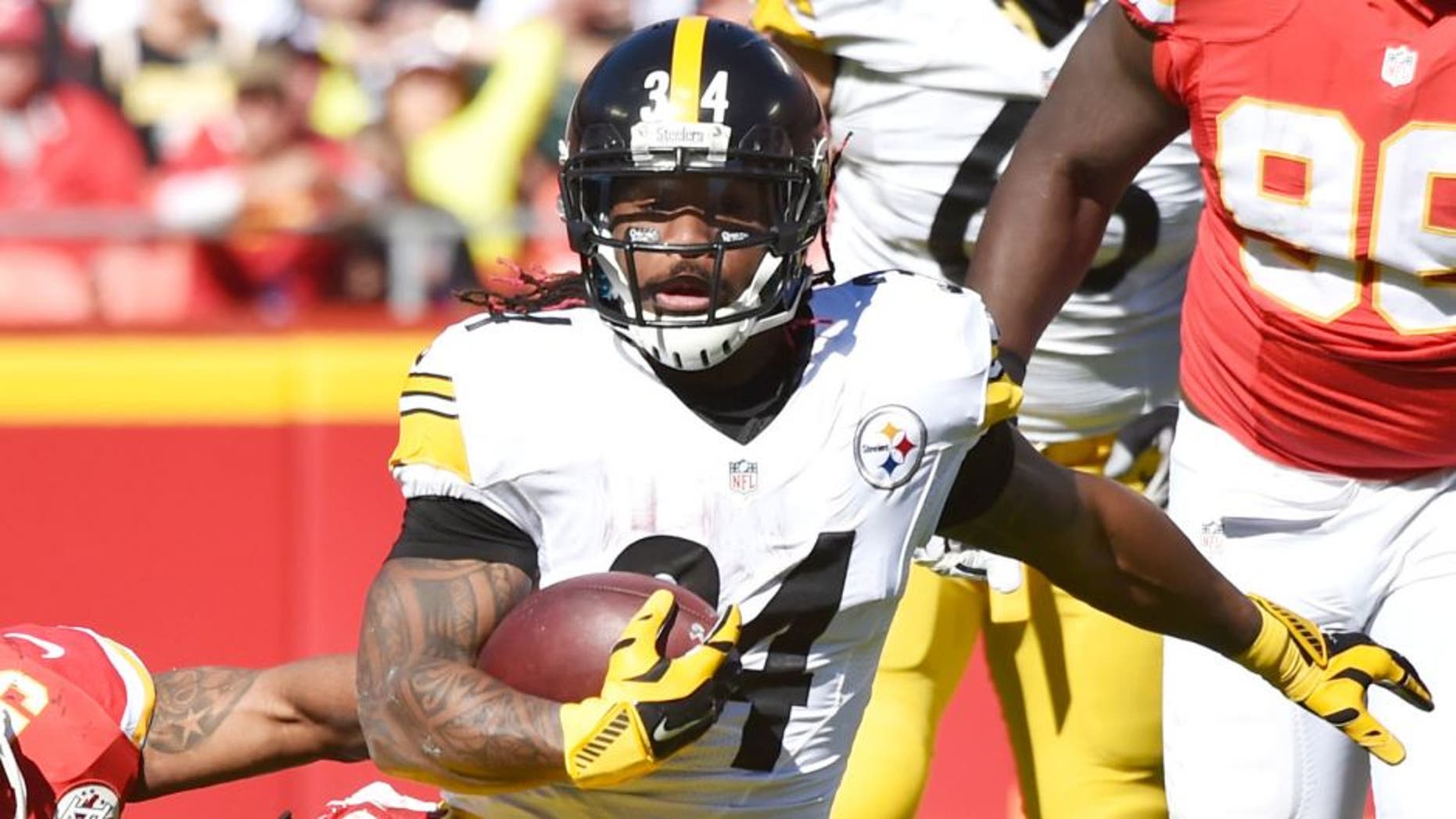 KANSAS CITY, MO - OCTOBER 25: DeAngelo Williams #34 of the Pittsburgh Steelers avoids the tackle of Derrick Johnson #56 of the Kansas City Chiefs at Arrowhead Stadium during the third quarter of the game on October 25, 2015 in Kansas City, Missouri. (Photo by Peter Aiken/Getty Images)