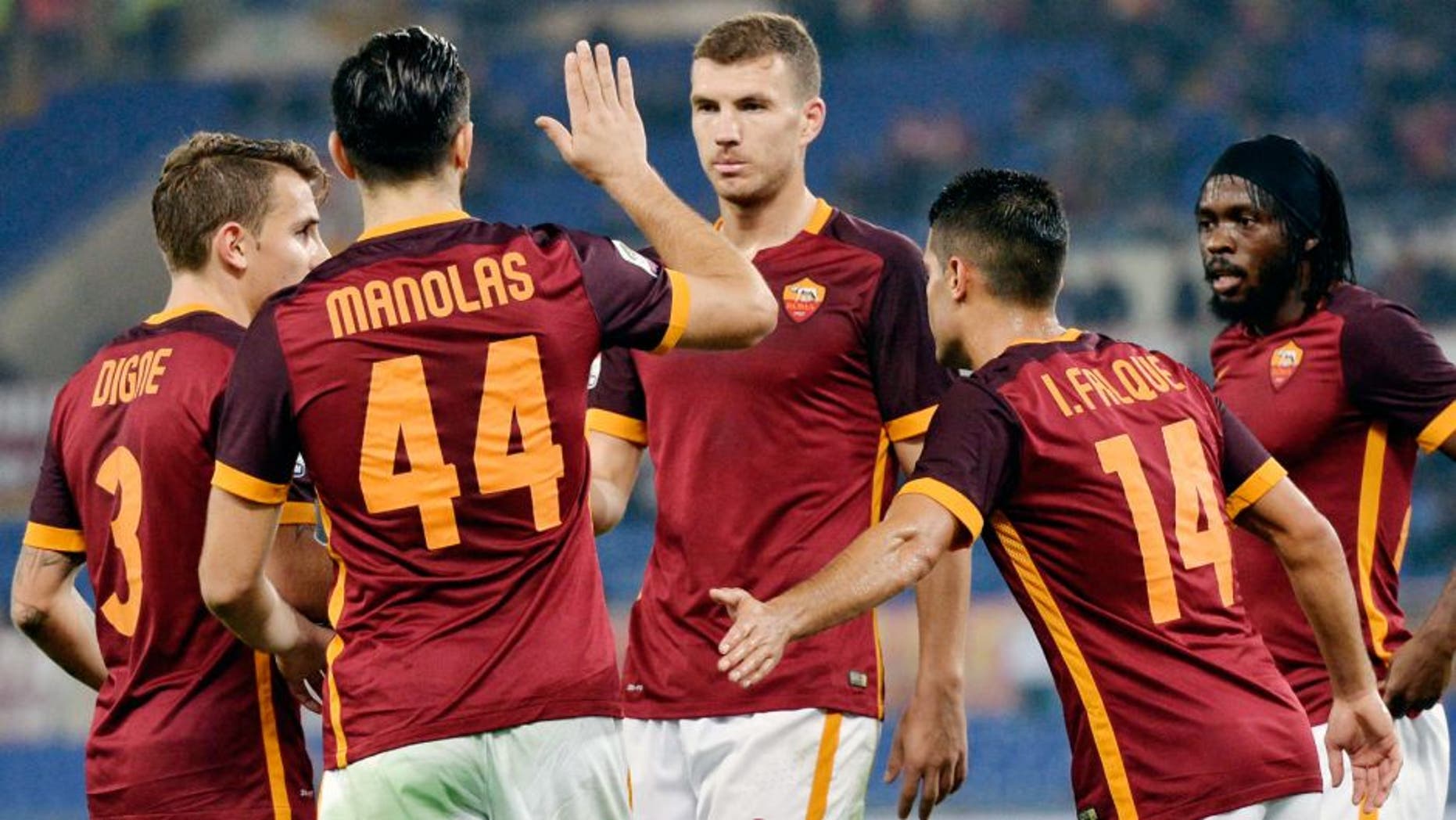 ROME, ITALY - OCTOBER 28: AS Roma players celebrate a goal during the Serie A match between AS Roma and Udinese Calcio at Stadio Olimpico on October 28, 2015 in Rome, Italy. (Photo by Luciano Rossi/AS Roma via Getty Images)