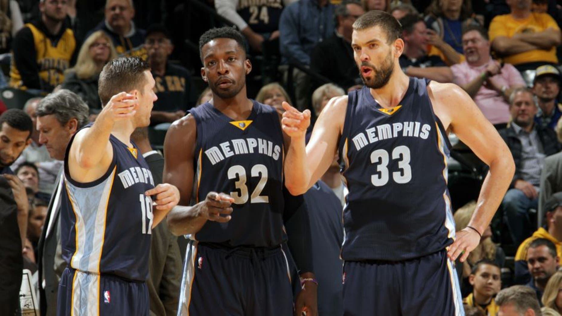 INDIANAPOLIS, IN - OCTOBER 29: Beno Udrih #19, Jeff Green #32 and Marc Gasol #33 of the Memphis Grizzlies during the game against the Indiana Pacers on October 29, 2015 at Bankers Life Fieldhouse in Indianapolis, Indiana. (Photo by Ron Hoskins/NBAE via Getty Images)
