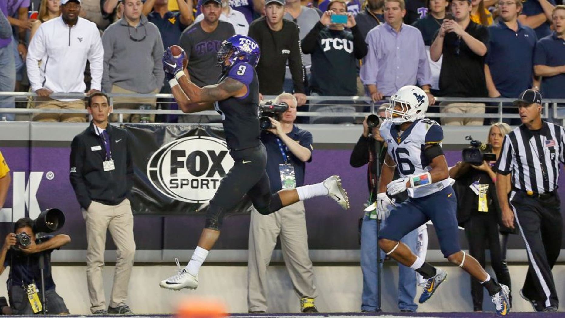 FORT WORTH, TX - OCTOBER 29: Josh Doctson #9 of the TCU Horned Frogs scores a touchdown against Terrell Chestnut #16 of the West Virginia Mountaineers in the first quarter at Amon G. Carter Stadium on October 29, 2015 in Fort Worth, Texas. (Photo by Tom Pennington/Getty Images)