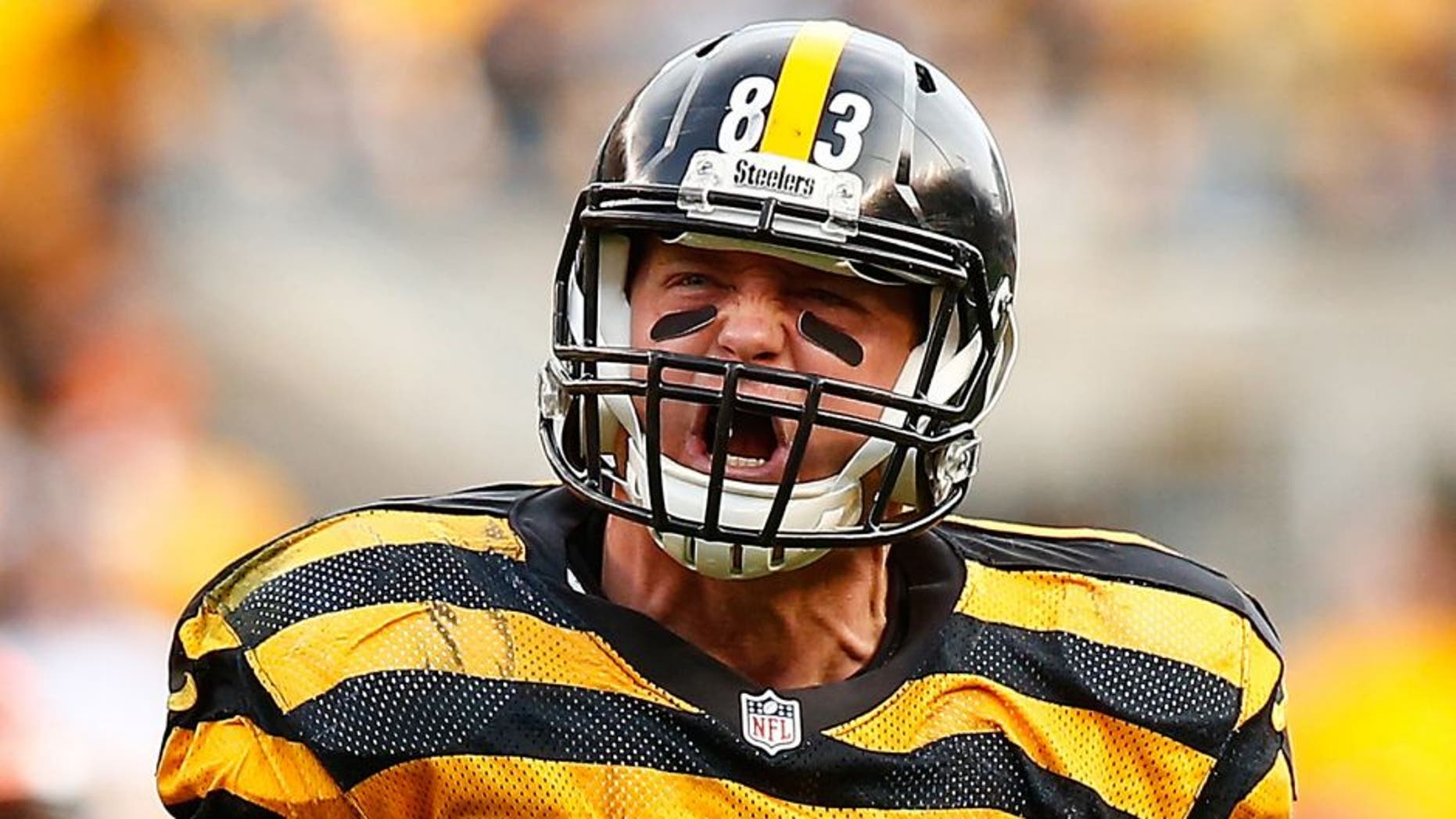 PITTSBURGH, PA - NOVEMBER 01: Heath Miller #83 of the Pittsburgh Steelers celebrates a gain during the 3rd quarter of the game agaisnt the Cincinnati Bengals at Heinz Field on November 1, 2015 in Pittsburgh, Pennsylvania. (Photo by Jared Wickerham/Getty Images)