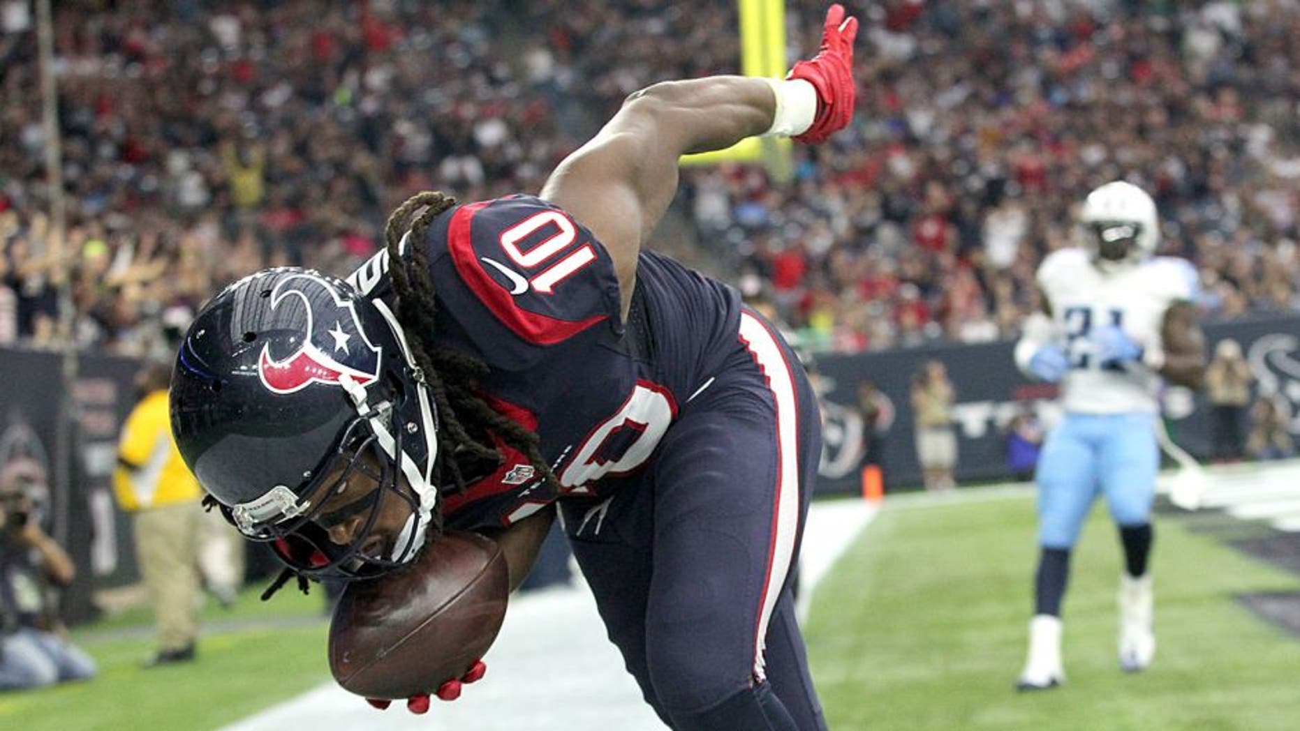 HOUSTON, TX - NOVEMBER 01: DeAndre Hopkins #10 of the Houston Texans makes a touchdown catch against Jason McCourty #30 of the Tennessee Titans in the second quarter on November 1, 2015 at NRG Stadium in Houston, Texas. (Photo by Thomas B. Shea/Getty Images)
