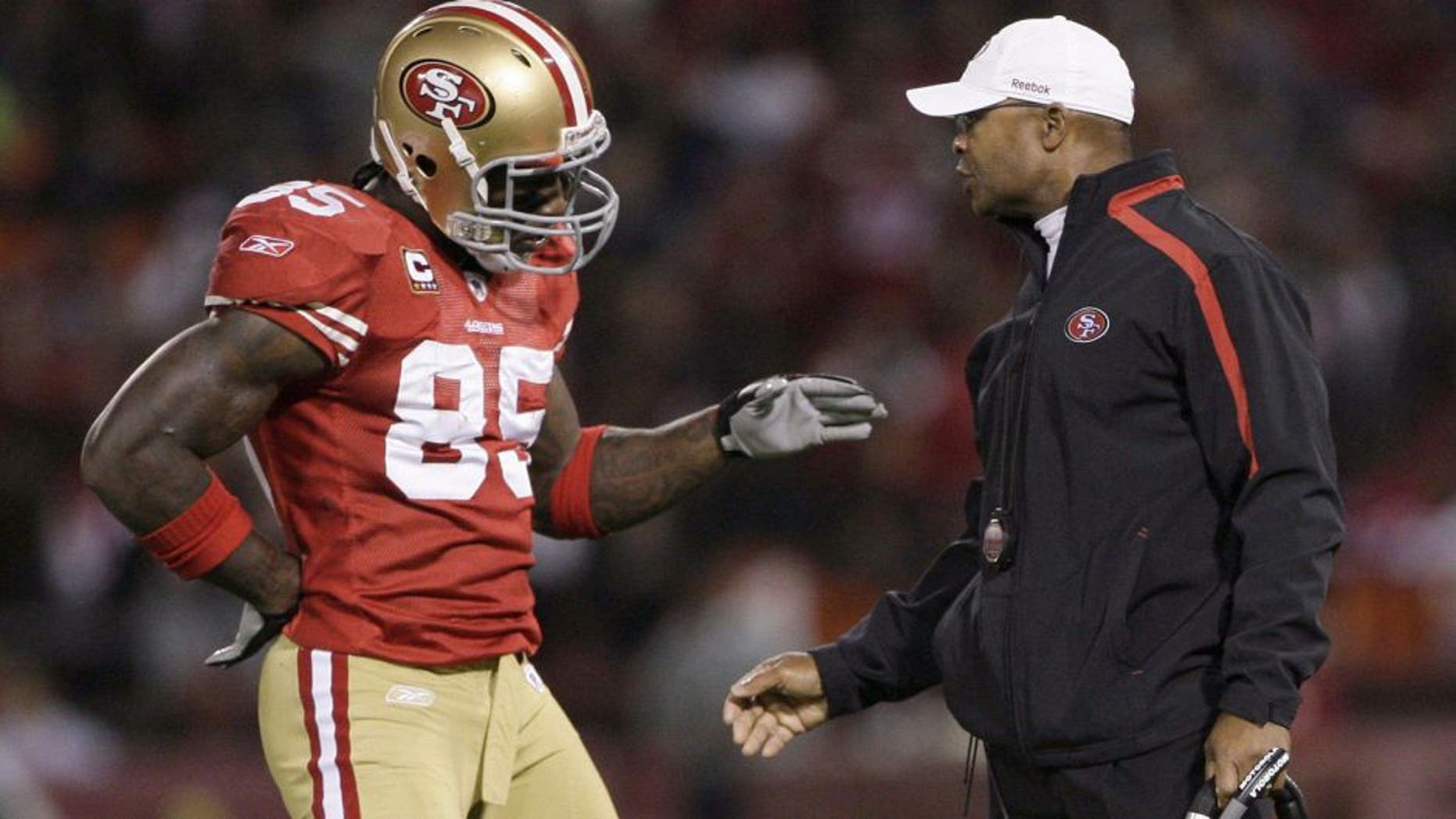 San Francisco 49ers head coach Mike Singletary talks with player Vernon Davis during an injury timeout in the first quarter against the Chicago Bears at Candlestick Park in San Francisco, California, Thursday, November 12, 2009. The 49ers defeated the Bears, 10-6. (Jose M. Osorio/Chicago Tribune/MCT)