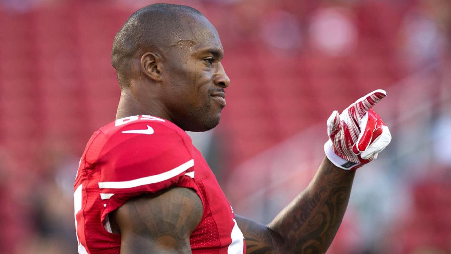 Oct 22, 2015; Santa Clara, CA, USA; San Francisco 49ers tight end Vernon Davis (85) gestures on the field before the game against the Seattle Seahawks at Levi's Stadium. Mandatory Credit: Kelley L Cox-USA TODAY Sports