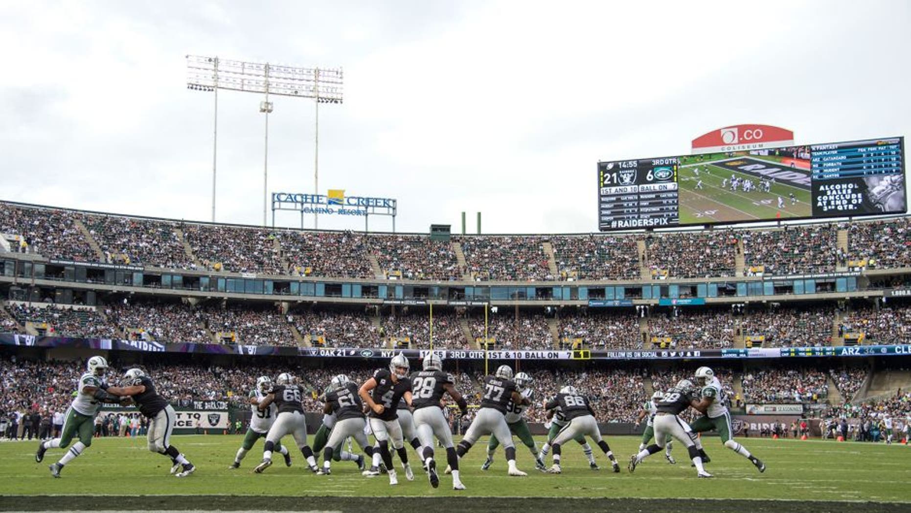 November 1, 2015; Oakland, CA, USA; Oakland Raiders quarterback Derek Carr (4) hands the football off to running back Latavius Murray (28) during the third quarter against the New York Jets at O.co Coliseum. Mandatory Credit: Kyle Terada-USA TODAY Sports
