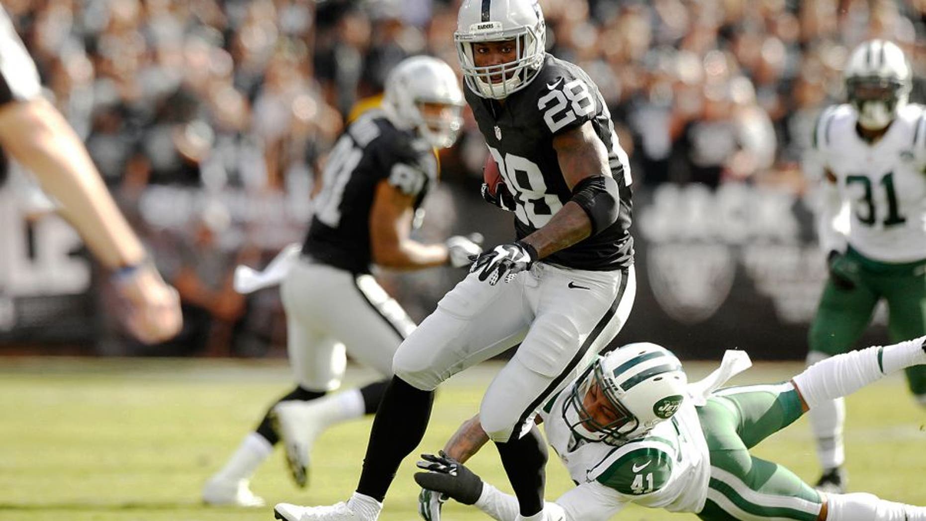 Nov 1, 2015; Oakland, CA, USA; Oakland Raiders running back Latavius Murray (28) runs the ball against the New York Jets in the first quarter at O.co Coliseum. Mandatory Credit: Cary Edmondson-USA TODAY Sports