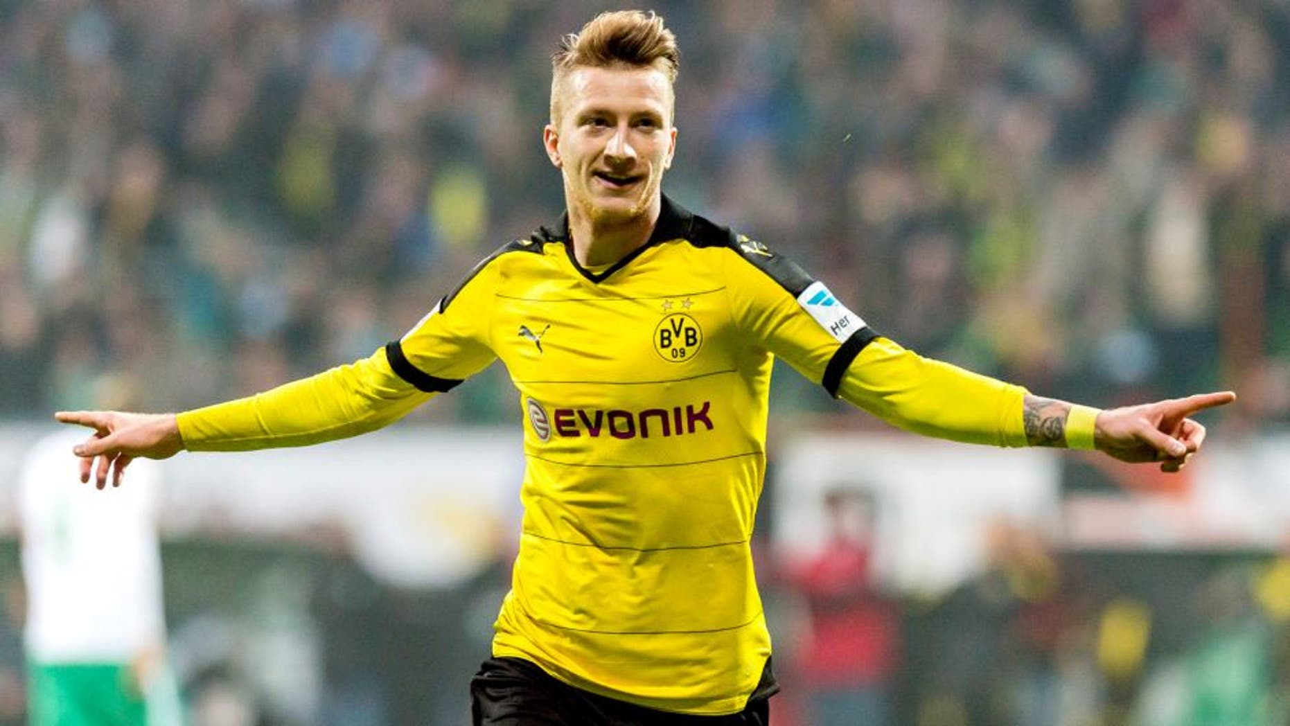 BREMEN, GERMANY - OCTOBER 31: Marco Reus of Borussia Dortmund celebrates scoring the goal to make it 1:3 during the Bundesliga match between Werder Bremen and Borussia Dortmund at Weserstadion on October 31, 2015 in Bremen, Germany. (Photo by Alexandre Simoes/Borussia Dortmund/Getty Images)