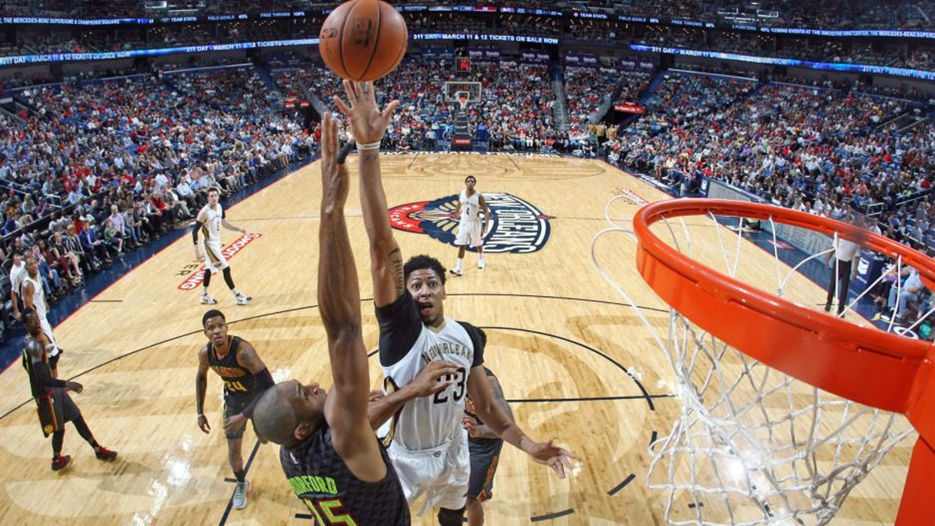 NEW ORLEANS, LA - NOVEMBER 6: Anthony Davis #23 of the New Orleans Pelicans shoots the ball against the Atlanta Hawks during an NBA game on November 6, 2015 at the Smoothie King Center in New Orleans, Louisiana. (Layne Murdoch/NBAE via Getty Images