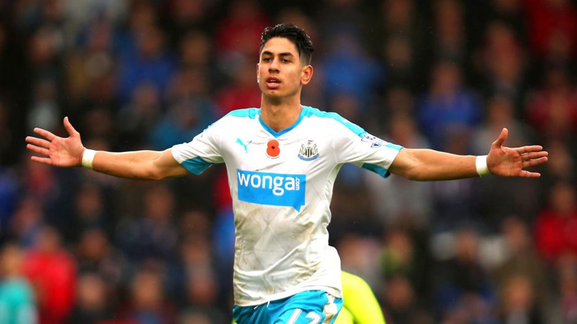 BOURNEMOUTH, ENGLAND - NOVEMBER 07: Ayoze Perez of Newcastle United celebrates scoring his team's first goal during the Barclays Premier League match between A.F.C. Bournemouth and Newcastle United at Vitality Stadium on November 7, 2015 in Bournemouth, England. (Photo by Bryn Lennon/Getty Images)