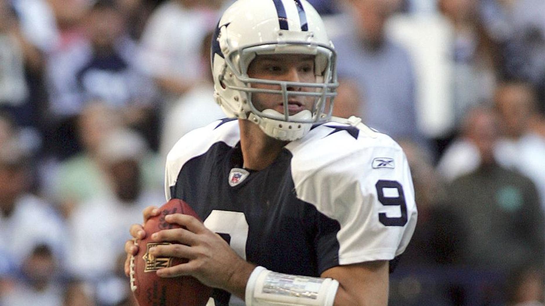 DALLAS - NOVEMBER 23: Quarterback Tony Romo #9 of the Dallas Cowboys drops back to pass against the Tampa Bay Buccaneers at Texas Stadium November 23, 2006 in Irving, Texas. (Photo by Ronald Martinez/Getty Images)