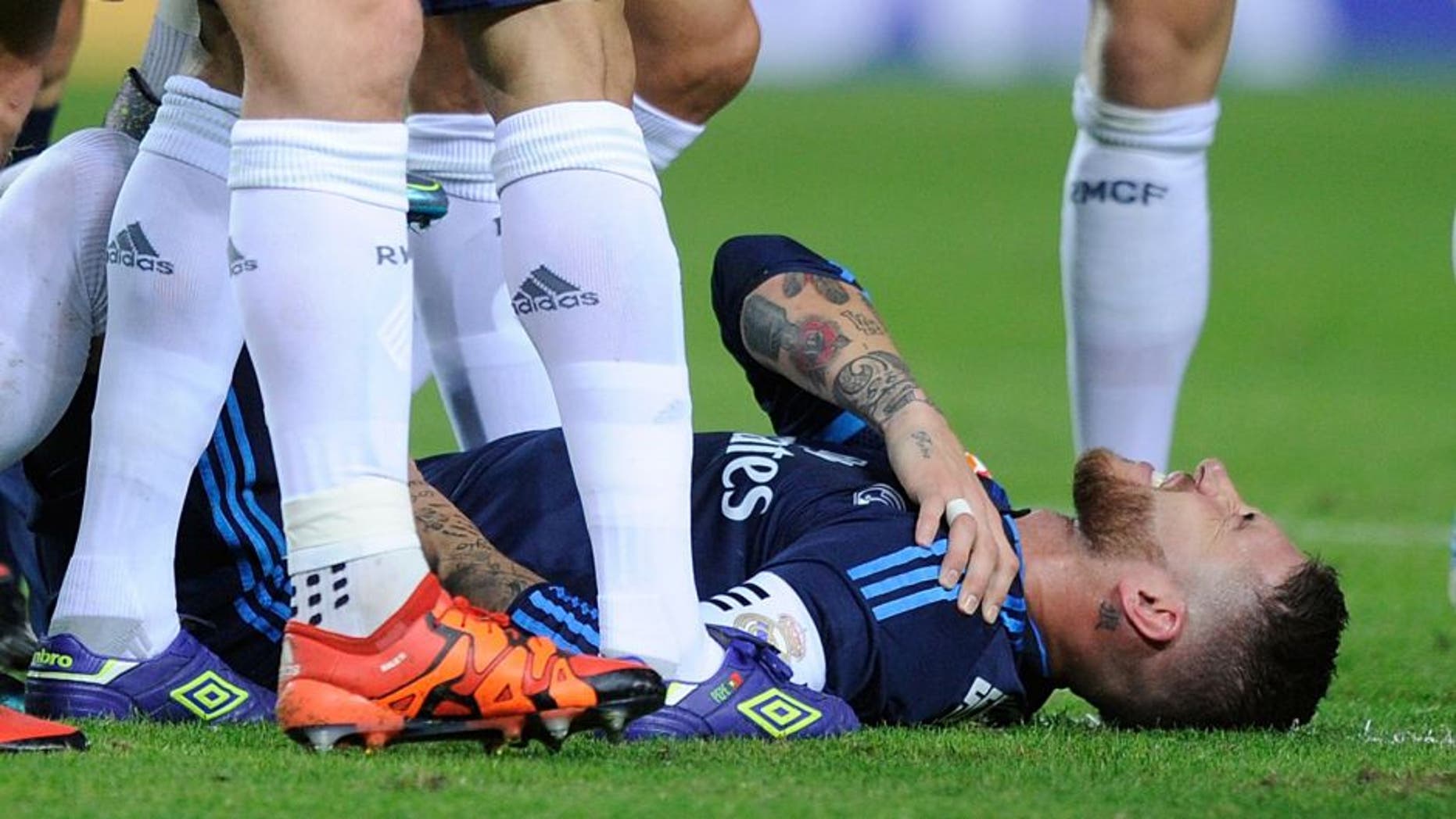 SEVILLE, SPAIN - NOVEMBER 08: Sergio Ramos of Real Madrid holds his shoulder after getting injured while scoring his team's opening goal during the La Liga match between Sevilla FC and Real Madrid CF at Estadio Ramon Sanchez Pizjuan on November 8, 2015 in Seville, Spain. (Photo by Denis Doyle/Getty Images)