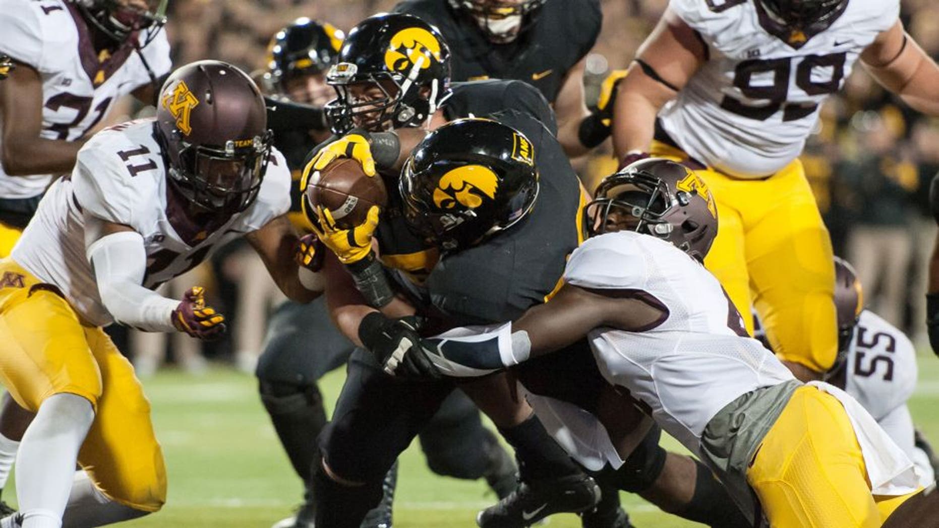 Nov 14, 2015; Iowa City, IA, USA; Iowa Hawkeyes running back LeShun Daniels Jr. (29) extends for a touchdown during the second half against the Minnesota Golden Gophers at Kinnick Stadium. Mandatory Credit: Jeffrey Becker-USA TODAY Sports