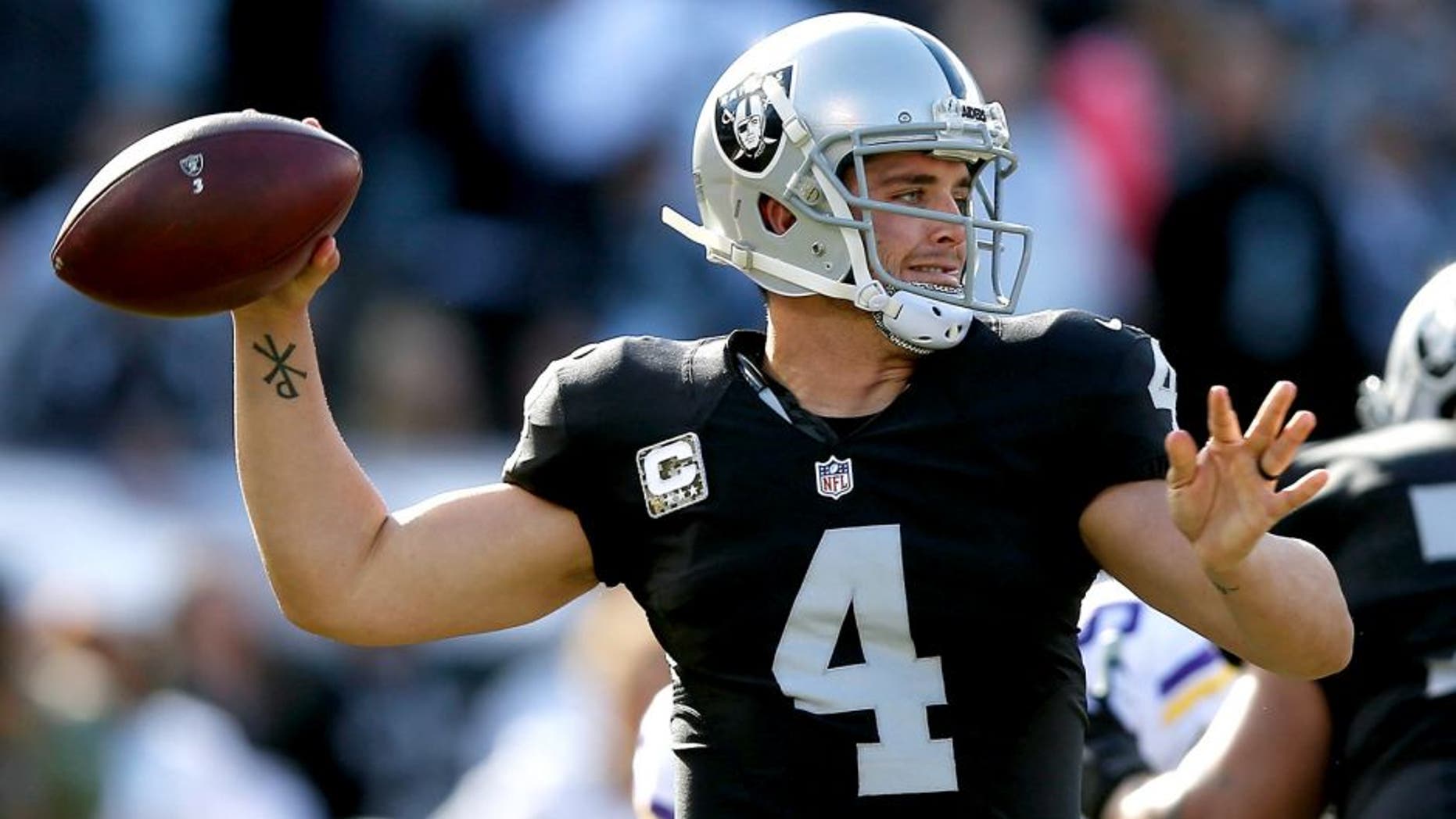 OAKLAND, CA - NOVEMBER 15: Quarterback Derek Carr #4 of the Oakland Raiders looks downfield against the Minnesota Vikings in the first quarterat O.co Coliseum on November 15, 2015 in Oakland, California. (Photo by Ezra Shaw/Getty Images)