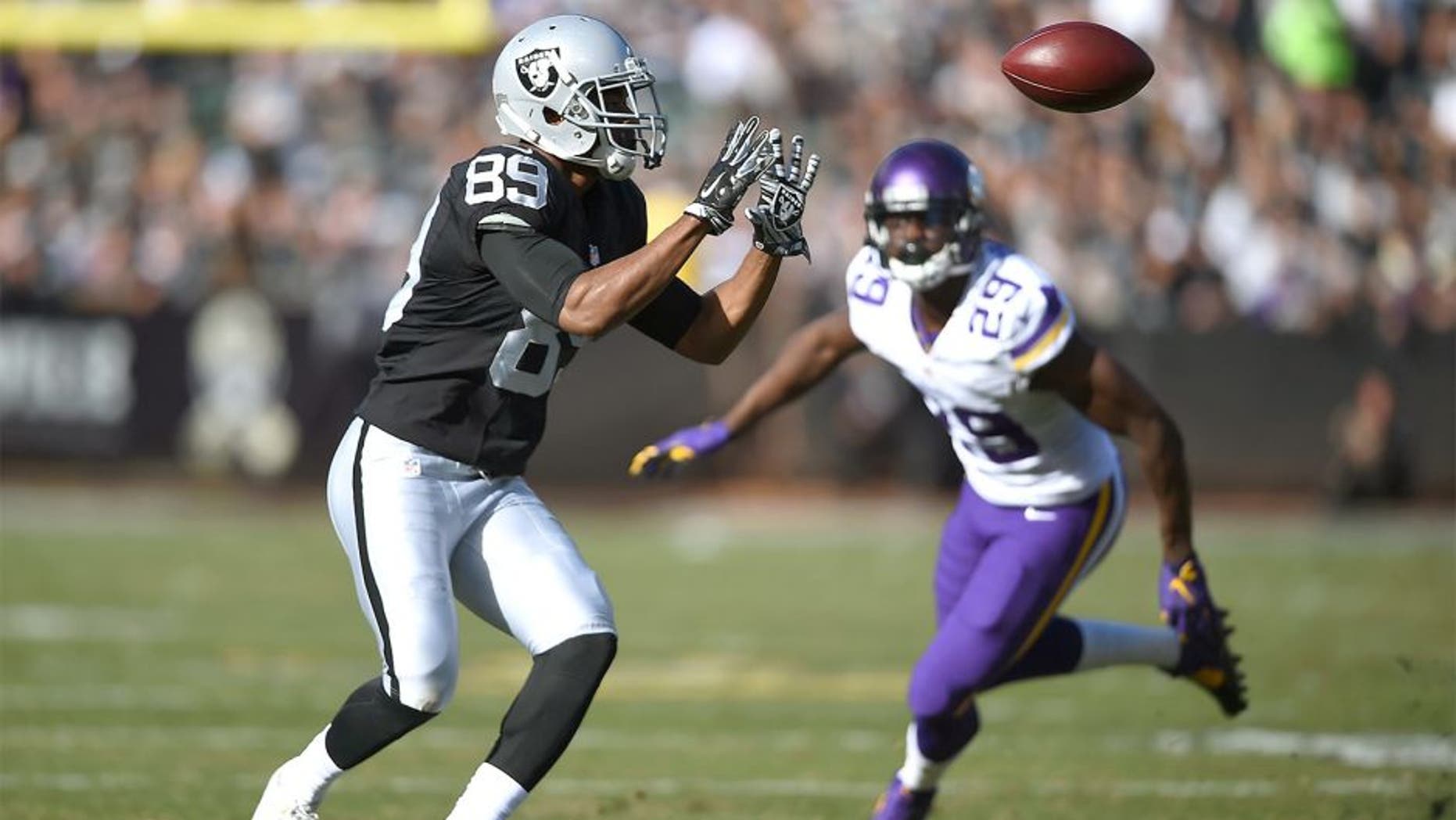 OAKLAND, CA - NOVEMBER 15: Wide receiver Amari Cooper #89 of the Oakland Raiders completes the pass against the Minnesota Vikings in the first quarter at O.co Coliseum on November 15, 2015 in Oakland, California. (Photo by Thearon W. Henderson/Getty Images)