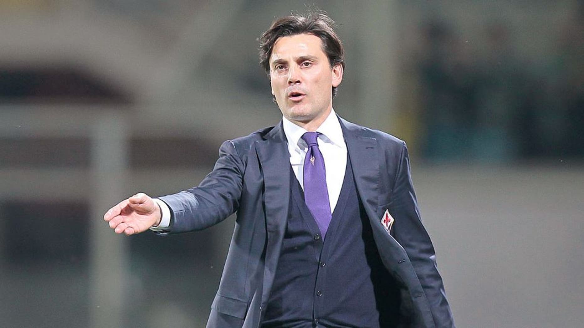 FLORENCE, ITALY - MAY 31: Vincenzo Montella manager of AFC Fiorentina gestures during the Serie A match between ACF Fiorentina and AC Chievo Verona at Stadio Artemio Franchi on May 31, 2015 in Florence, Italy. (Photo by Gabriele Maltinti/Getty Images)