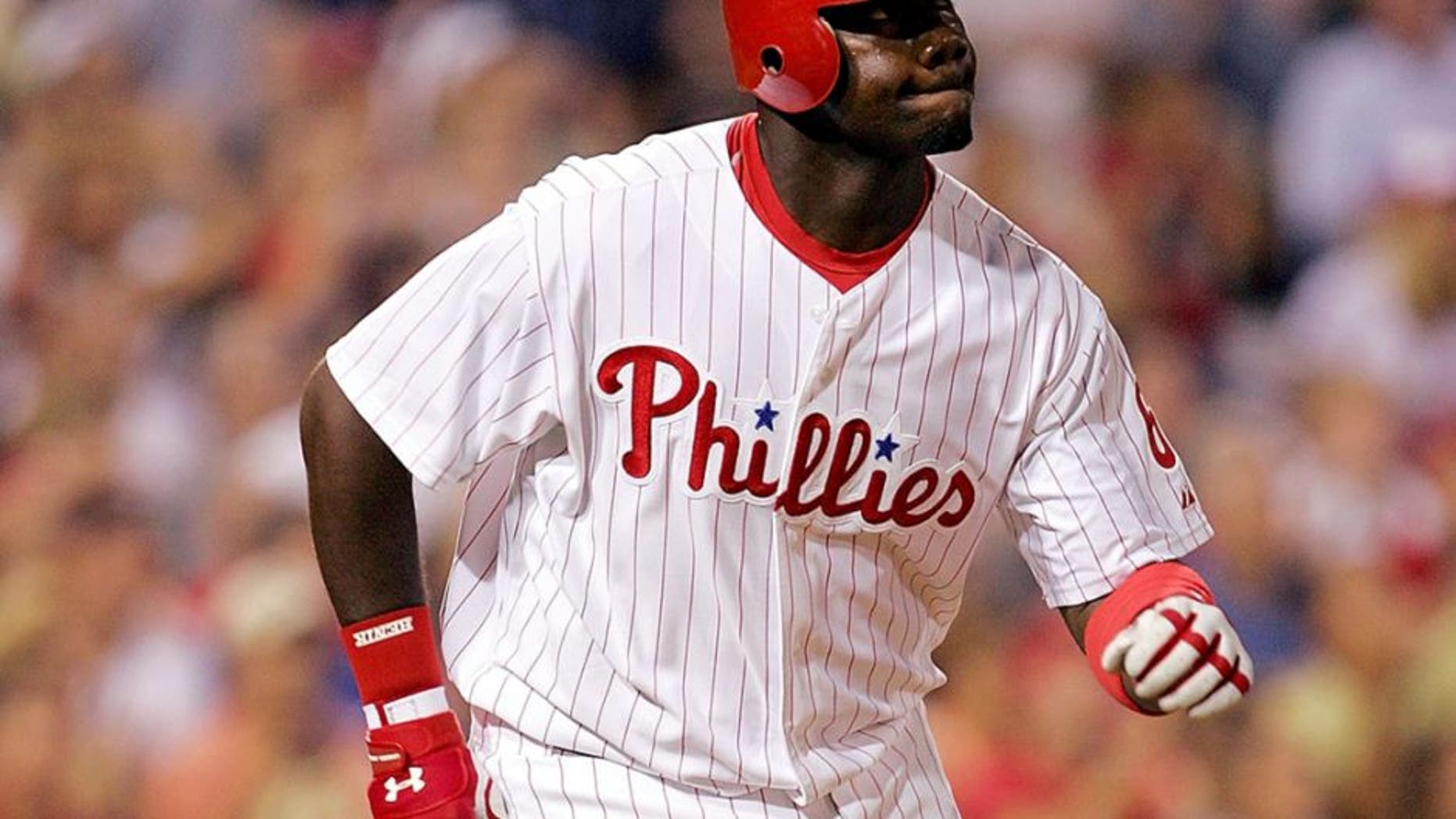 PHILADELPHIA - SEPTEMBER 13: Ryan Howard #6 of the Philadelphia Phillies rounds the bases after hitting a solo home run against the Atlanta Braves during the first inning on September 13, 2005 at Citizens Bank Park in Philadelphia, Pennsylvania. (Photo by Jamie Squire/Getty Images)