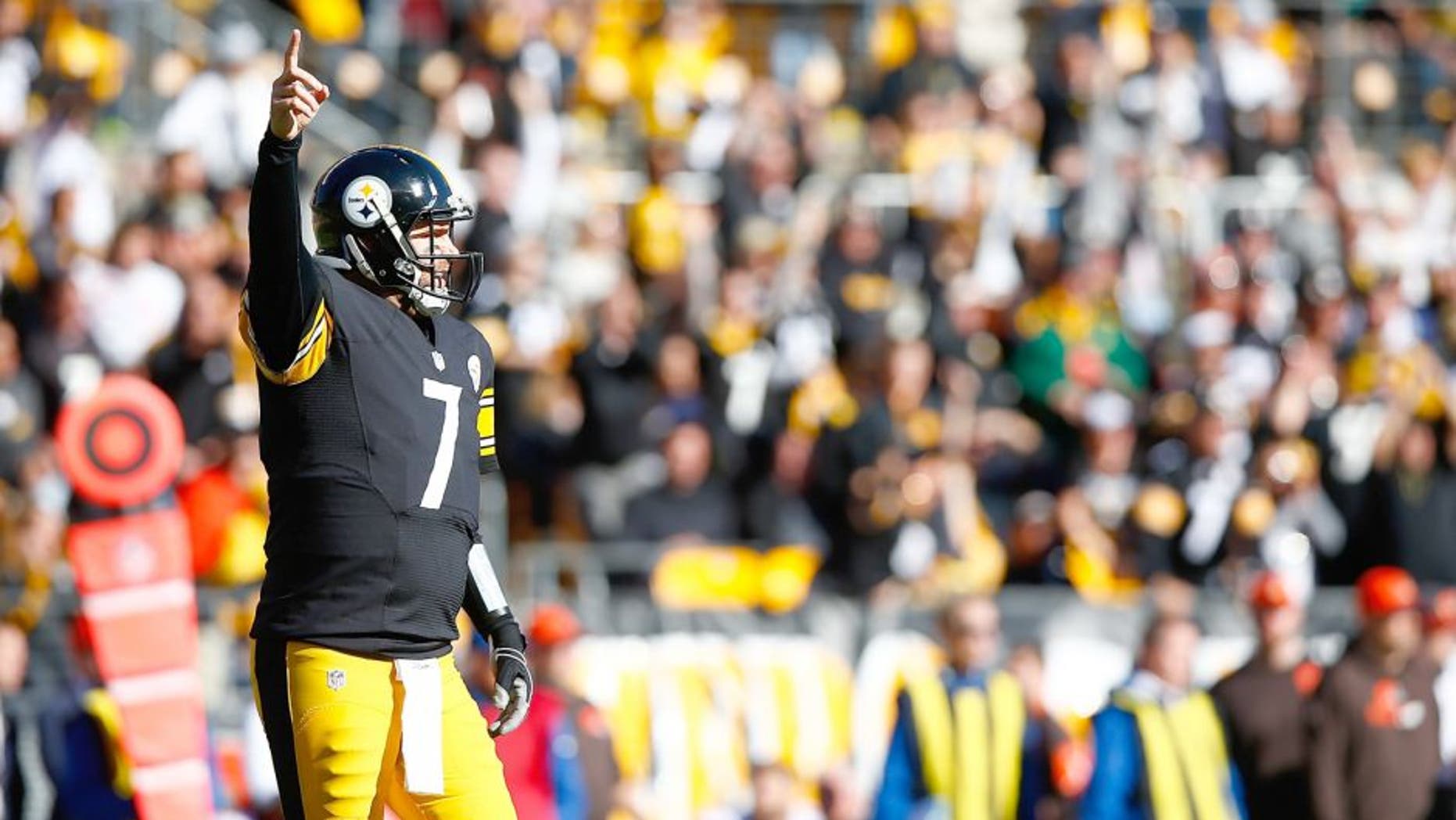 PITTSBURGH, PA - NOVEMBER 15: Ben Roethlisberger #7 of the Pittsburgh Steelers reacts to a pass completion to Martavis Bryant# 10 during the 1st quarter of the game against the Cleveland Browns at Heinz Field on November 15, 2015 in Pittsburgh, Pennsylvania. (Photo by Jared Wickerham/Getty Images)