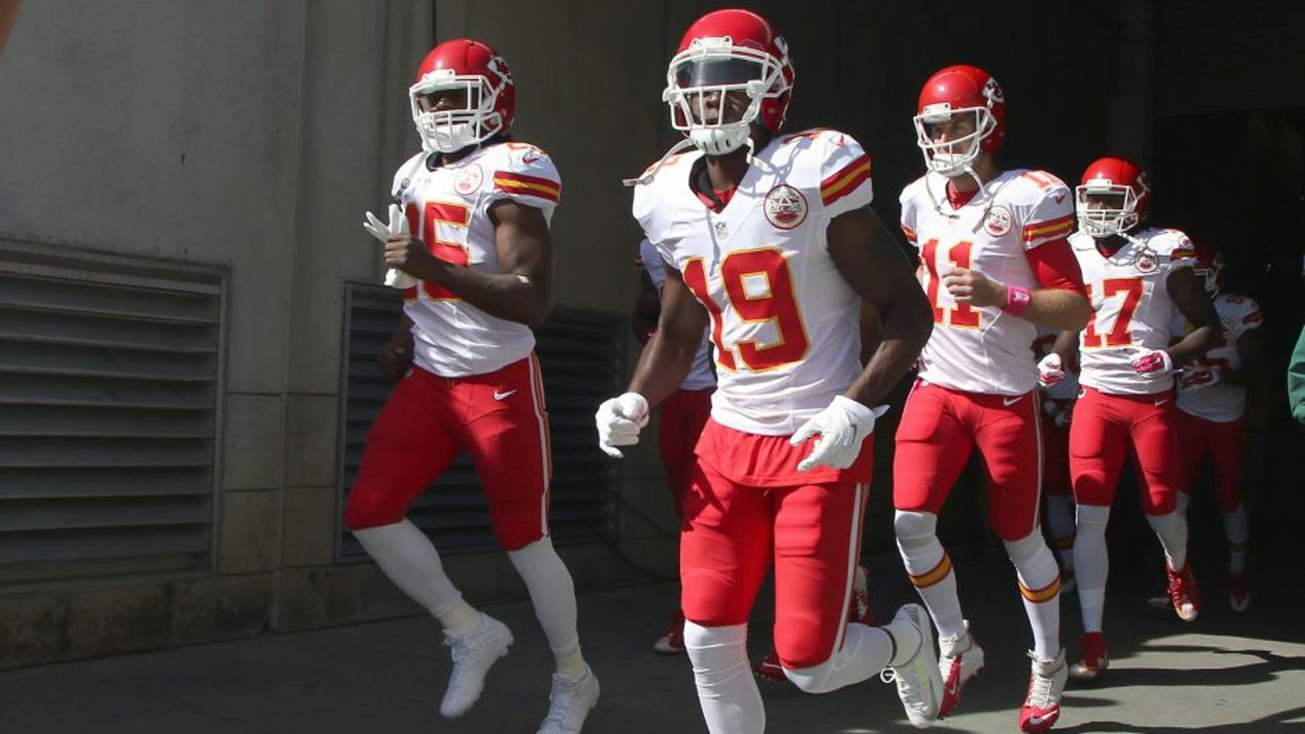 CINCINNATI, OH - OCTOBER 04: Jeremy Maclin #19 of the Kansas City Chiefs takes the field for the game against the Cincinnati Bengals at Paul Brown Stadium on October 4, 2015 in Cincinnati, Ohio. The Bengals defeated the Chiefs 36-21. (Photo by John Grieshop/Getty Images)