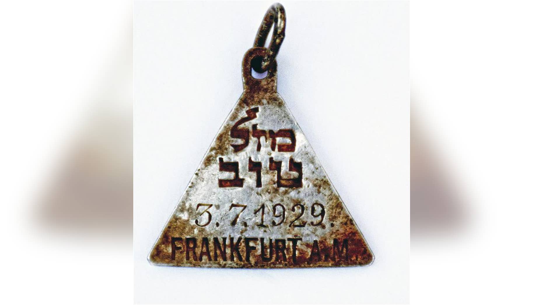 The discovery of a pendant belonging to Holocaust victim Karoline Cohn, 14, has led to a reunion of her relatives from across the globe.