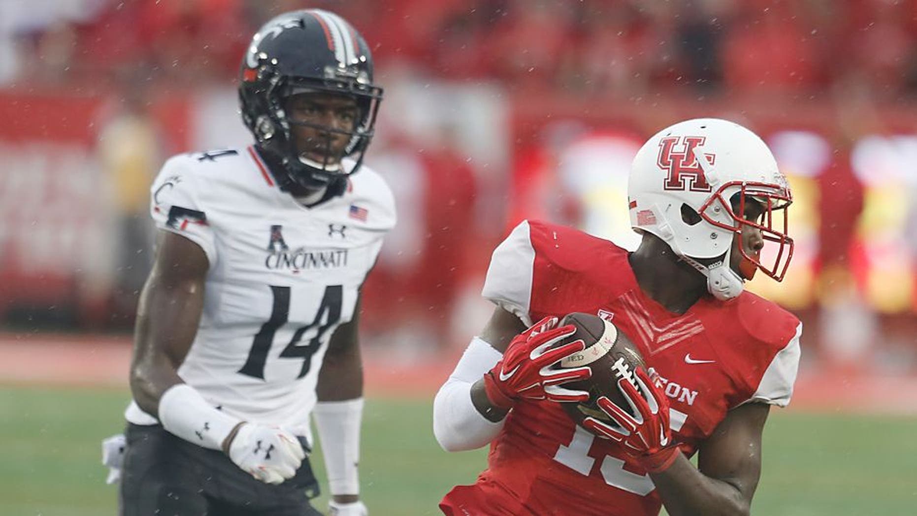 Nov 7, 2015; Houston, TX, USA; Houston Cougars wide receiver Linell Bonner (15) runs after the catch against the Cincinnati Bearcats cornerback Jj Pinckney (14) in the second quarter at TDECU Stadium. Mandatory Credit: Thomas B. Shea-USA TODAY Sports