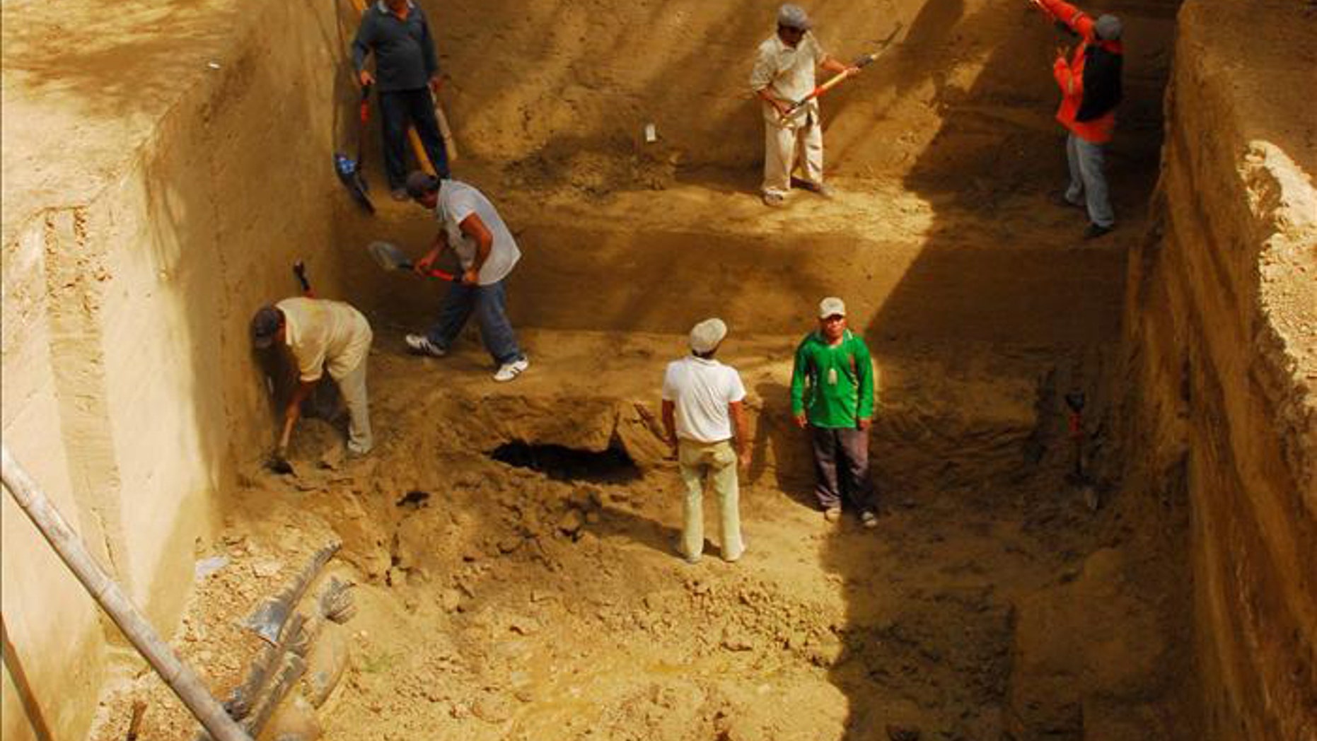 The tomb of a leader of the pre-Incan Sican culture some 1,200 years old was discovered recently in the Las Ventanas archaeological zone, in Peru's Lambayeque region.