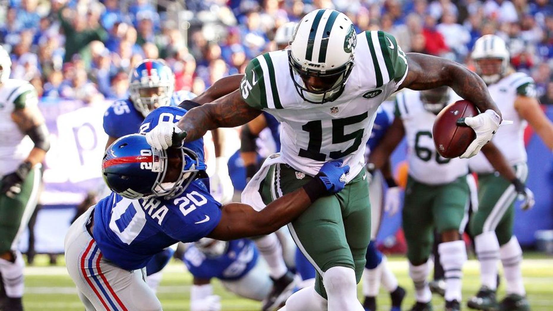 EAST RUTHERFORD, NJ - DECEMBER 06: Brandon Marshall #15 of the New York Jets runs with the ball against Prince Amukamara #20 of the New York Giants at MetLife Stadium on December 6, 2015 in East Rutherford, New Jersey. (Photo by Al Bello/Getty Images)
