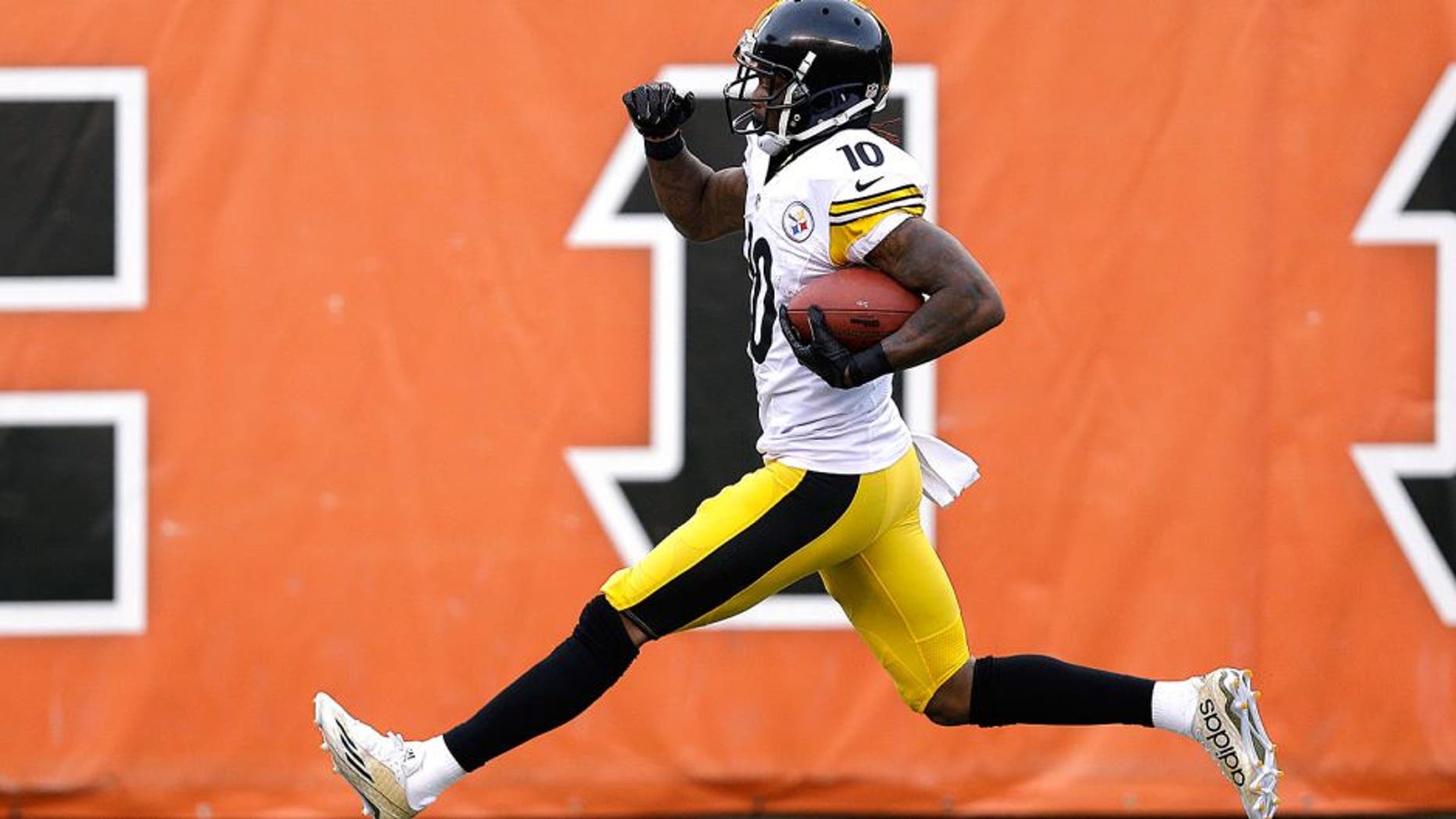 Pittsburgh Steelers wide receiver Martavis Bryant (10) runs for a 94-yard touchdown reception during the second half of an NFL football game against the Cincinnati Bengals Sunday, Dec. 7, 2014 in Cincinnati. (AP Photo/Michael Conroy)