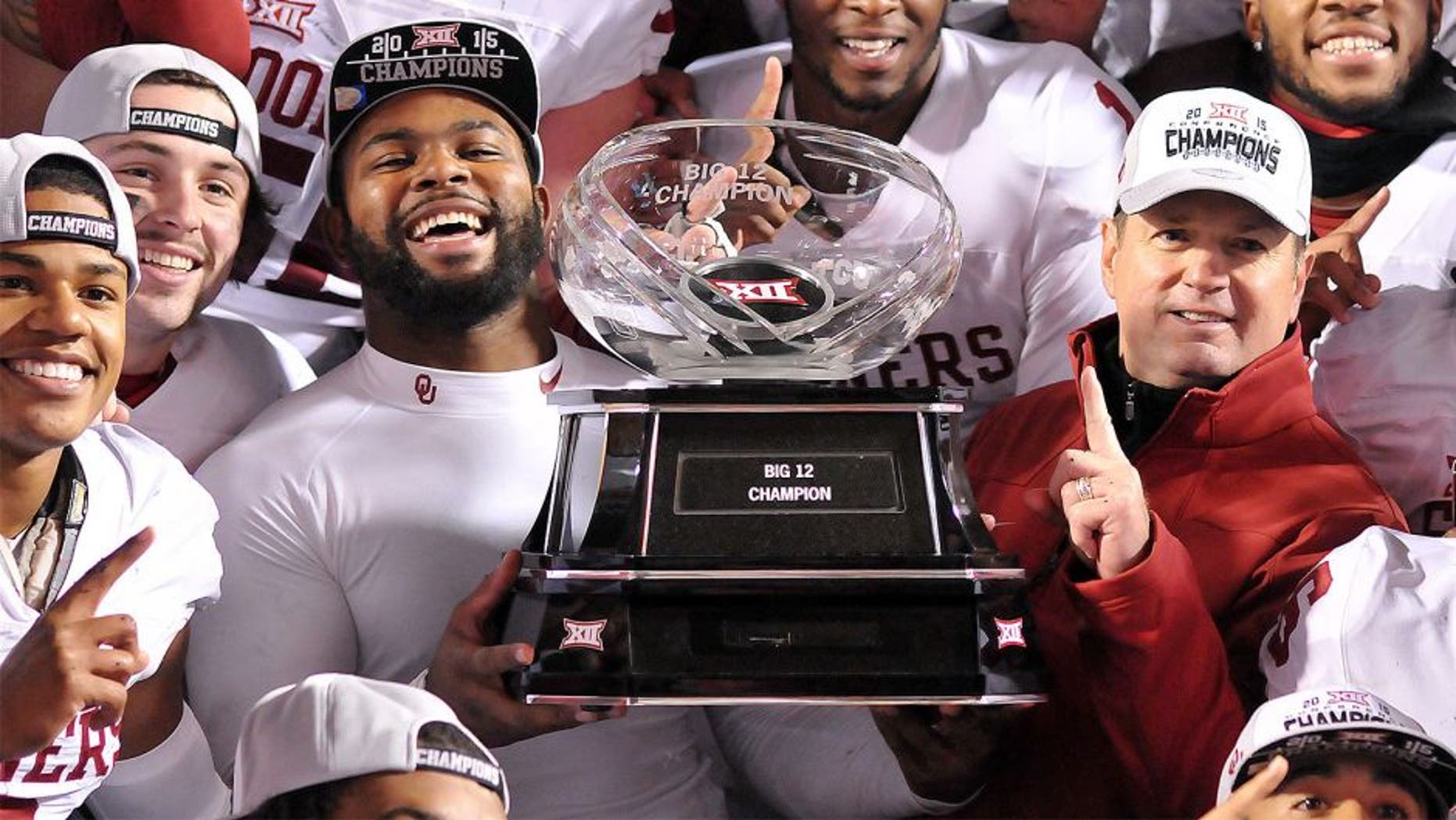 STILLWATER, OK - NOVEMBER 28: Quarterback Baker Mayfield #6 linebacker Eric Striker #19 and head coach Bob Stoops of the Oklahoma Sooners pose with the Big XII Championship trophy after defeating the Oklahoma State Cowboys on November 28, 2015 at Boone Pickens Stadium in Stillwater, Oklahoma. (Photo by Jackson Laizure/Getty Images)