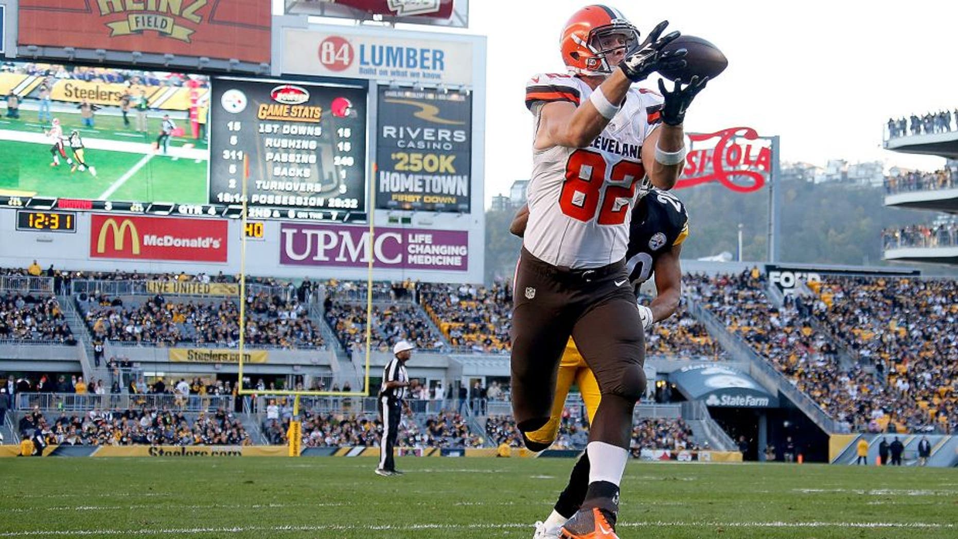 PITTSBURGH, PA - NOVEMBER 15: Gary Barnidge #82 of the Cleveland Browns catches a 4th quarter touchdown pass during the game against the Pittsburgh Steelers at Heinz Field on November 15, 2015 in Pittsburgh, Pennsylvania. (Photo by Gregory Shamus/Getty Images)