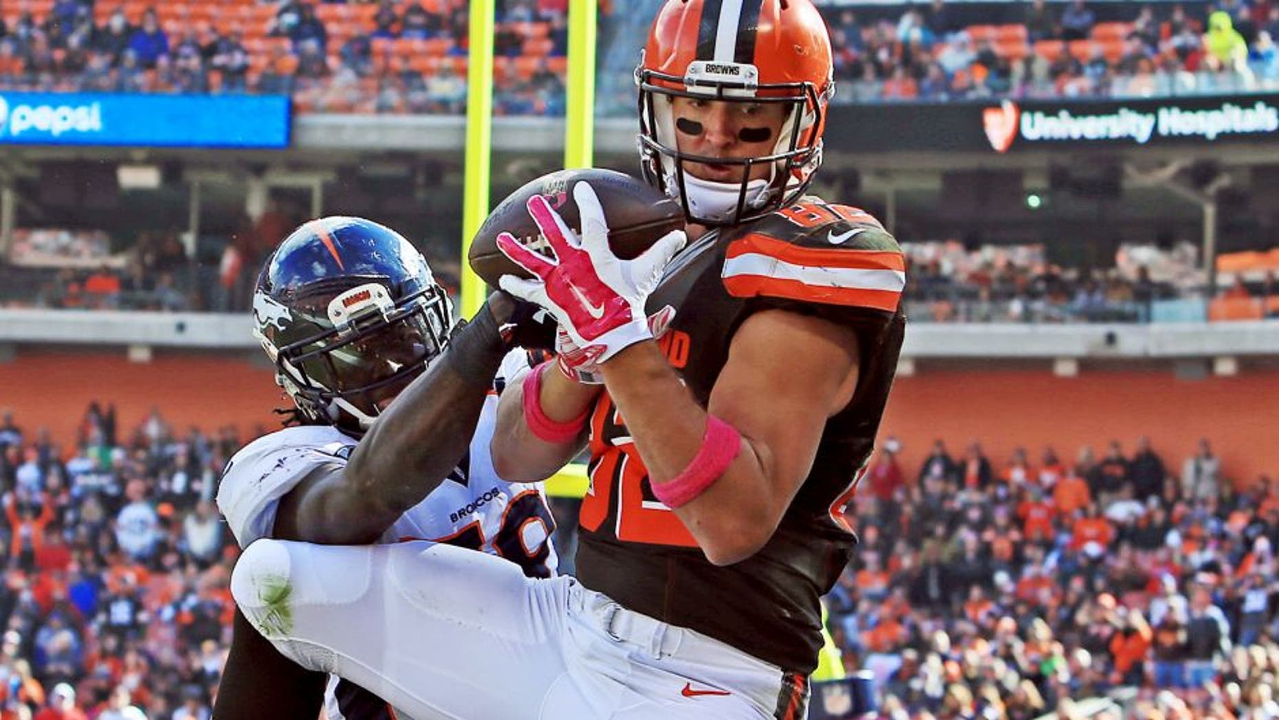 CLEVELAND, OH - OCTOBER 18: Tight end Gary Barnidge #82 of the Cleveland Browns catches a pass for a touchdown while being defended by inside linebacker Danny Trevathan #59 of the Denver Broncos during the third quarter at Cleveland Browns Stadium on October 18, 2015 in Cleveland, Ohio. (Photo by Andrew Weber/Getty Images)