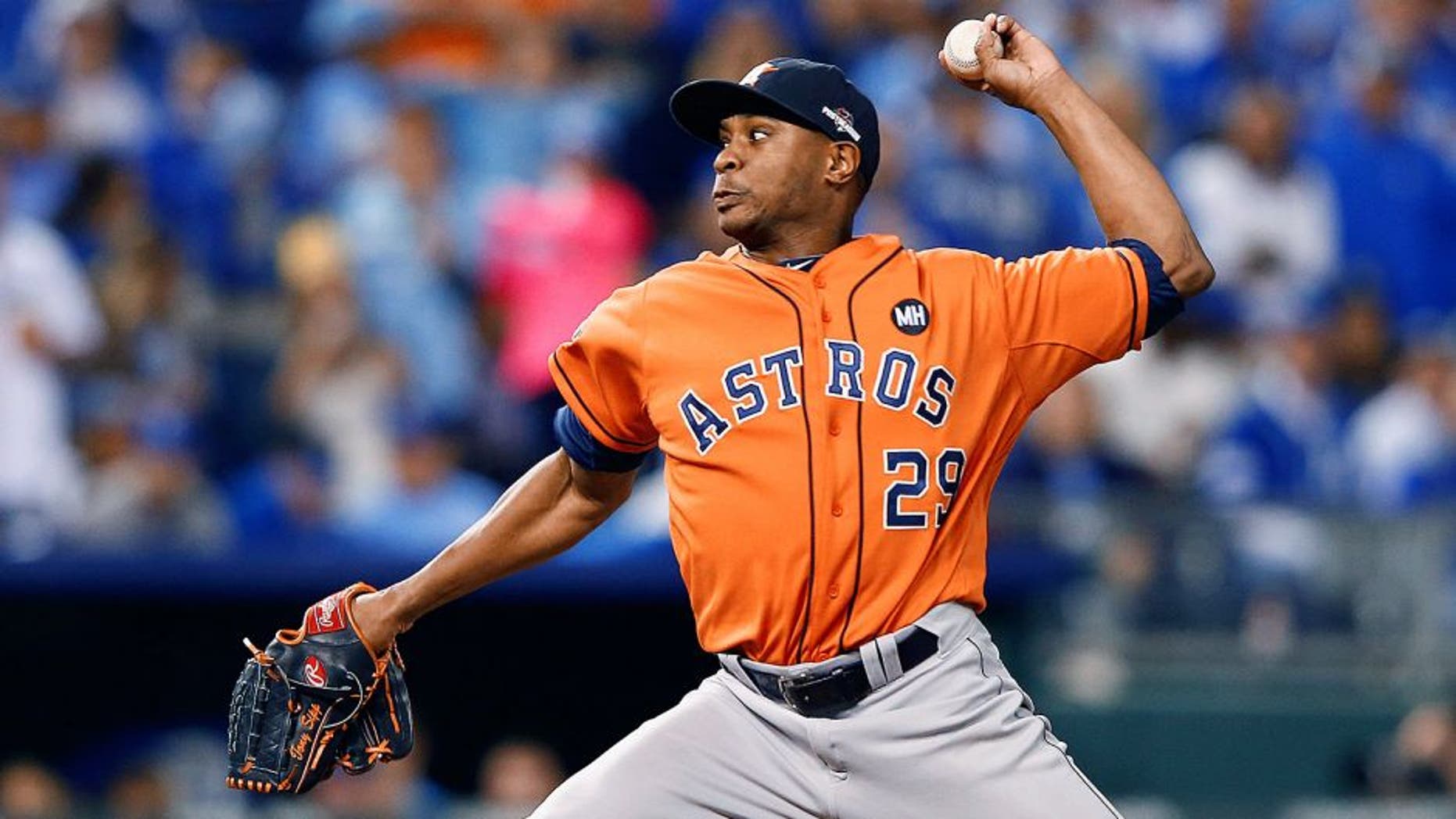 KANSAS CITY, MO - OCTOBER 14: Tony Sipp #29 of the Houston Astros throws a pitch in the sixth inning against the Kansas City Royals during game five of the American League Divison Series at Kauffman Stadium on October 14, 2015 in Kansas City, Missouri. (Photo by Jamie Squire/Getty Images)