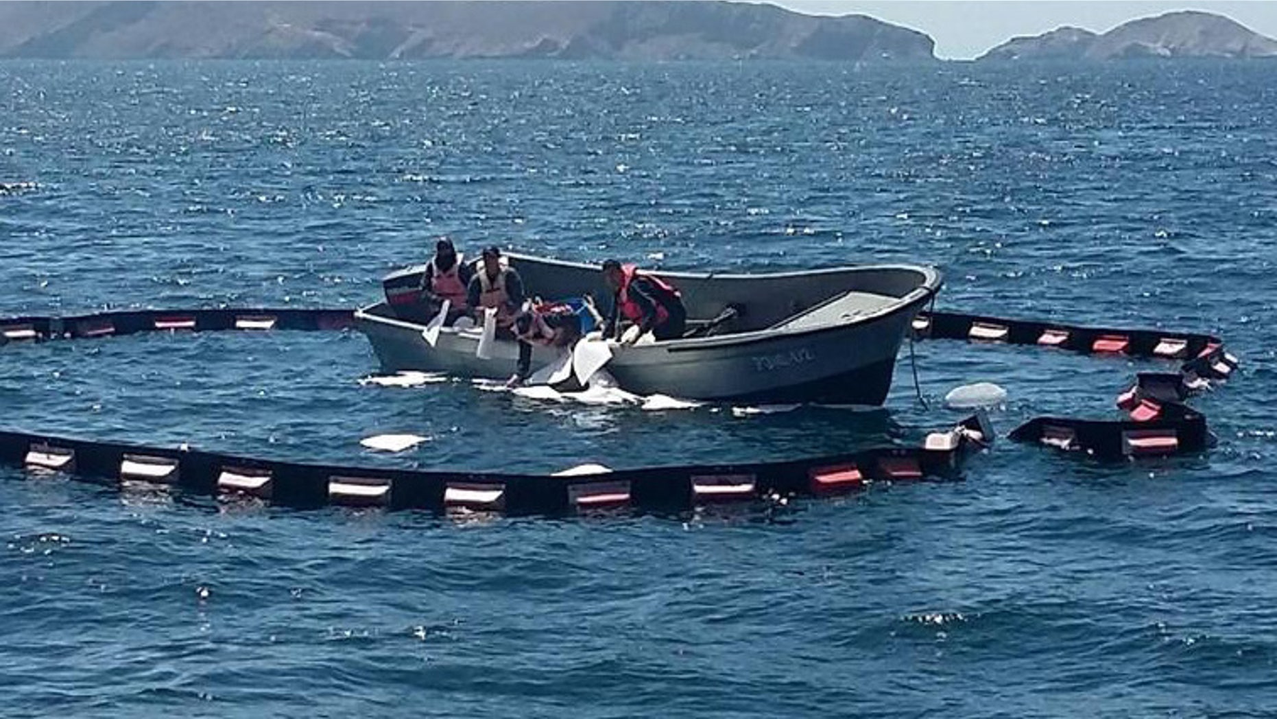 Image provided by the Mexican Secretariat of the Navy (Semar) available Septiembre 5, 2016 of a work of Mexican authorities recovered 20 liters of diesel from the sea after a boat rescue. EFE